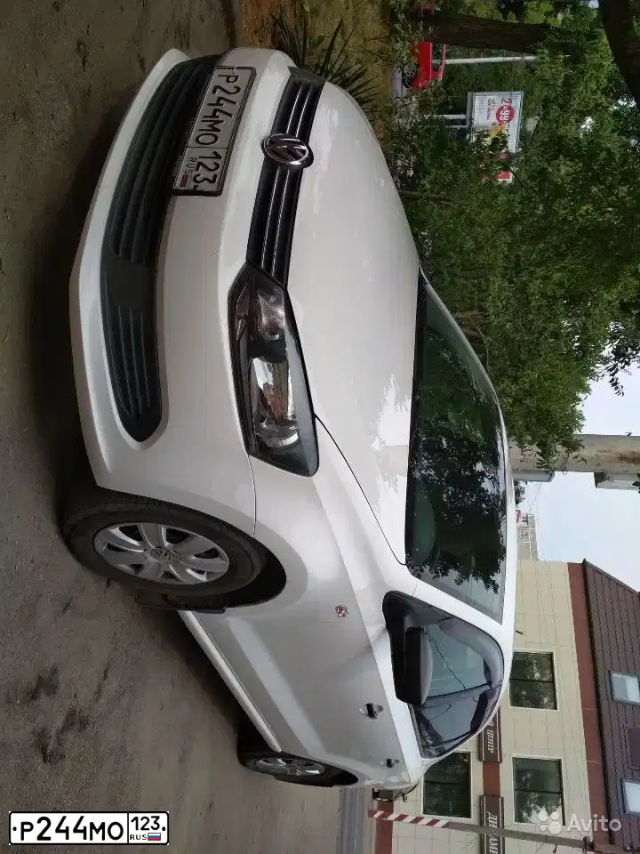 Фото автомобиля VOLKSWAGEN POLO, 2013 — госномер Р244МО123. Цвет: Белый
