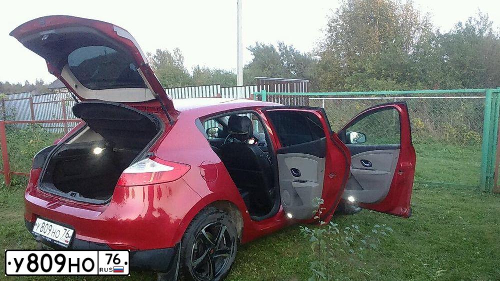 Фото автомобиля RENAULT MEGANE, 2009 — госномер У809НО76. Цвет: БОРДОВЫЙ