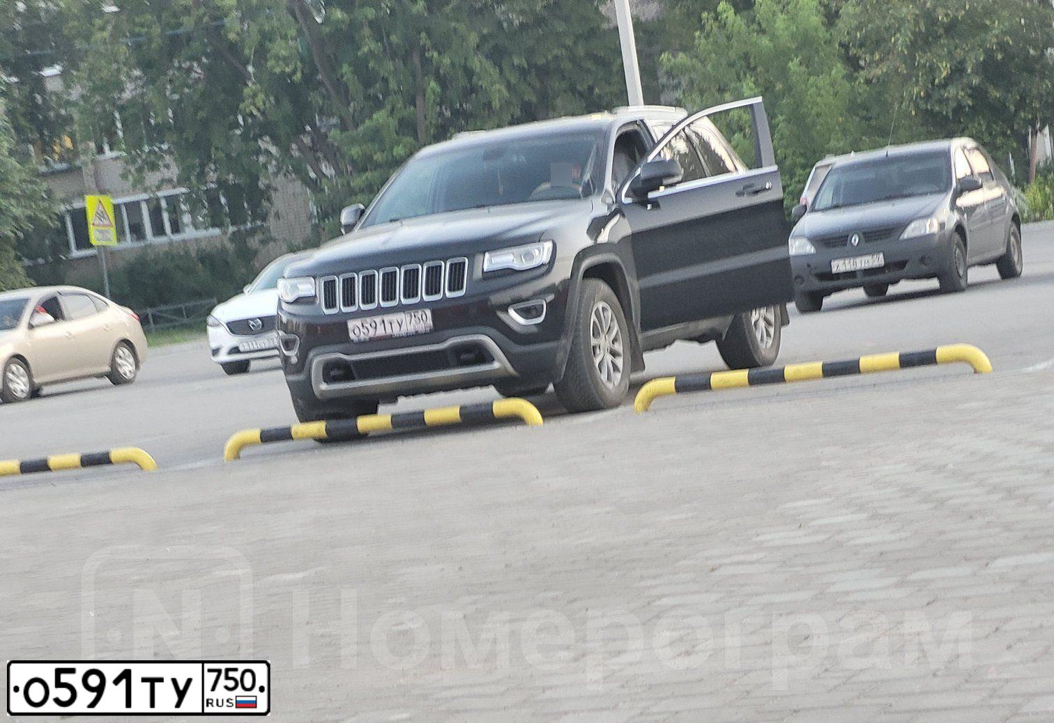 Фото автомобиля JEEP GRAND CHEROKEE, 2014 — госномер О591ТУ750. Цвет: ЧЕРНЫЙ