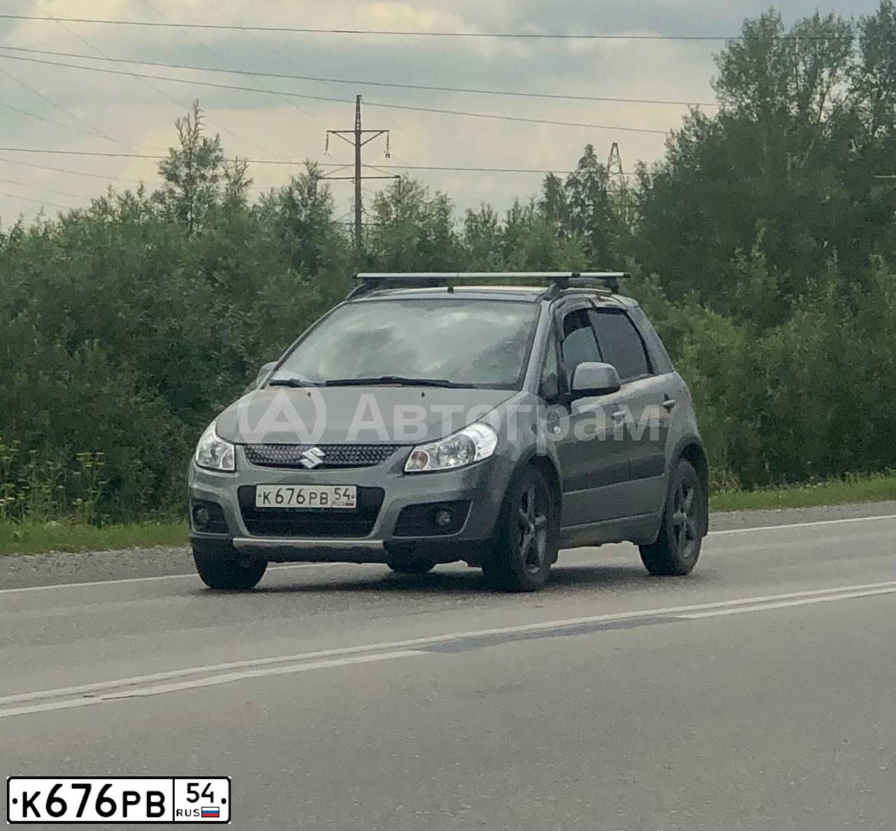 Фото автомобиля SUZUKI SX 4, 2012 — госномер К676РВ54. Цвет: СЕРЫЙ