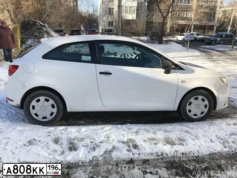 Фото автомобиля SEAT IBIZA, 2013 — госномер А808КК196. Цвет: Белый