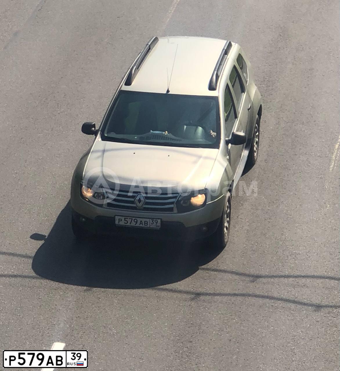 Фото автомобиля RENAULT DUSTER, 2013 — госномер Р579АВ39. Цвет: БЕЖЕВЫЙ