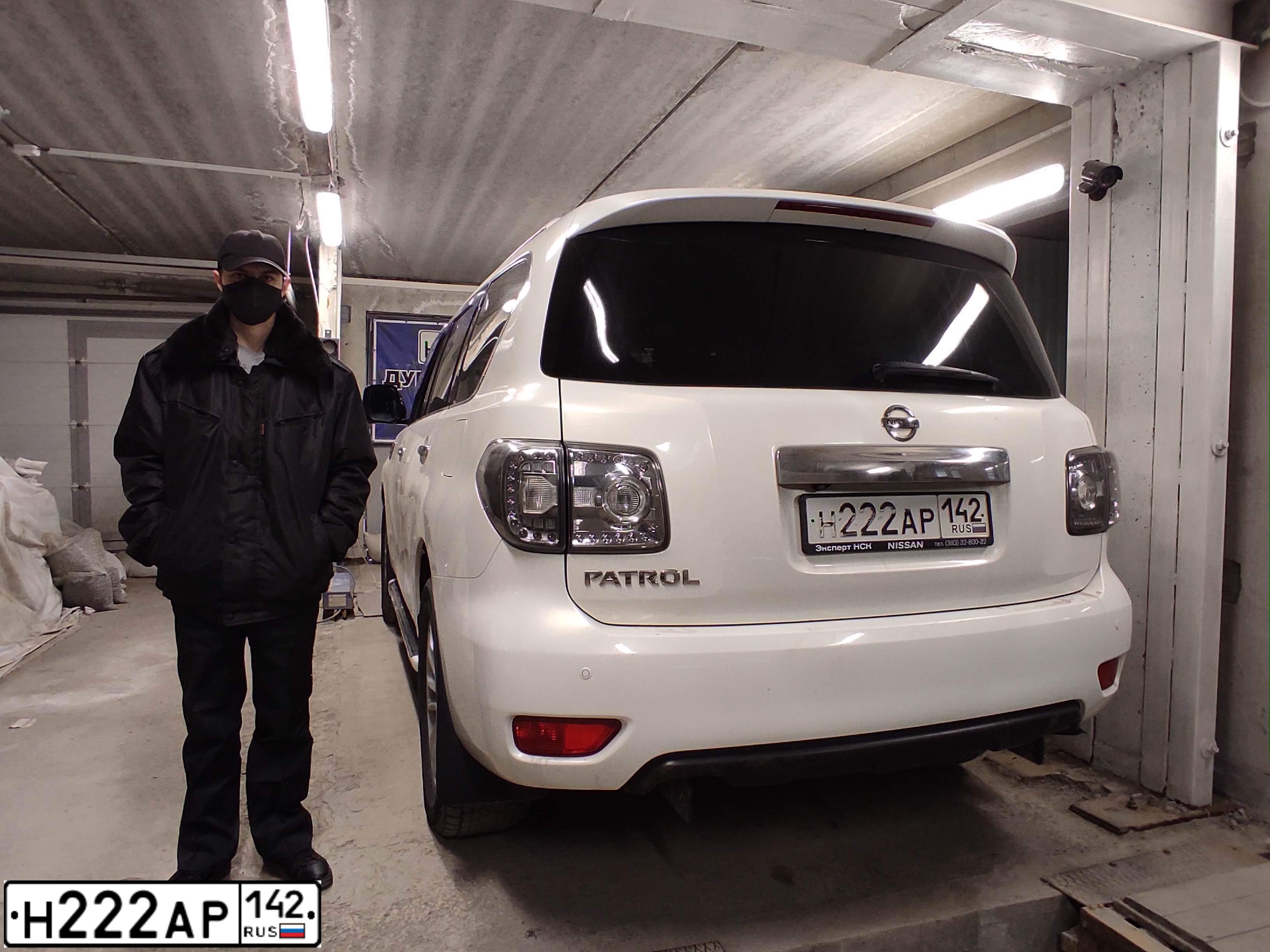 Фото автомобиля NISSAN PATROL, 2011 — госномер Н222АР142. Цвет: Белый