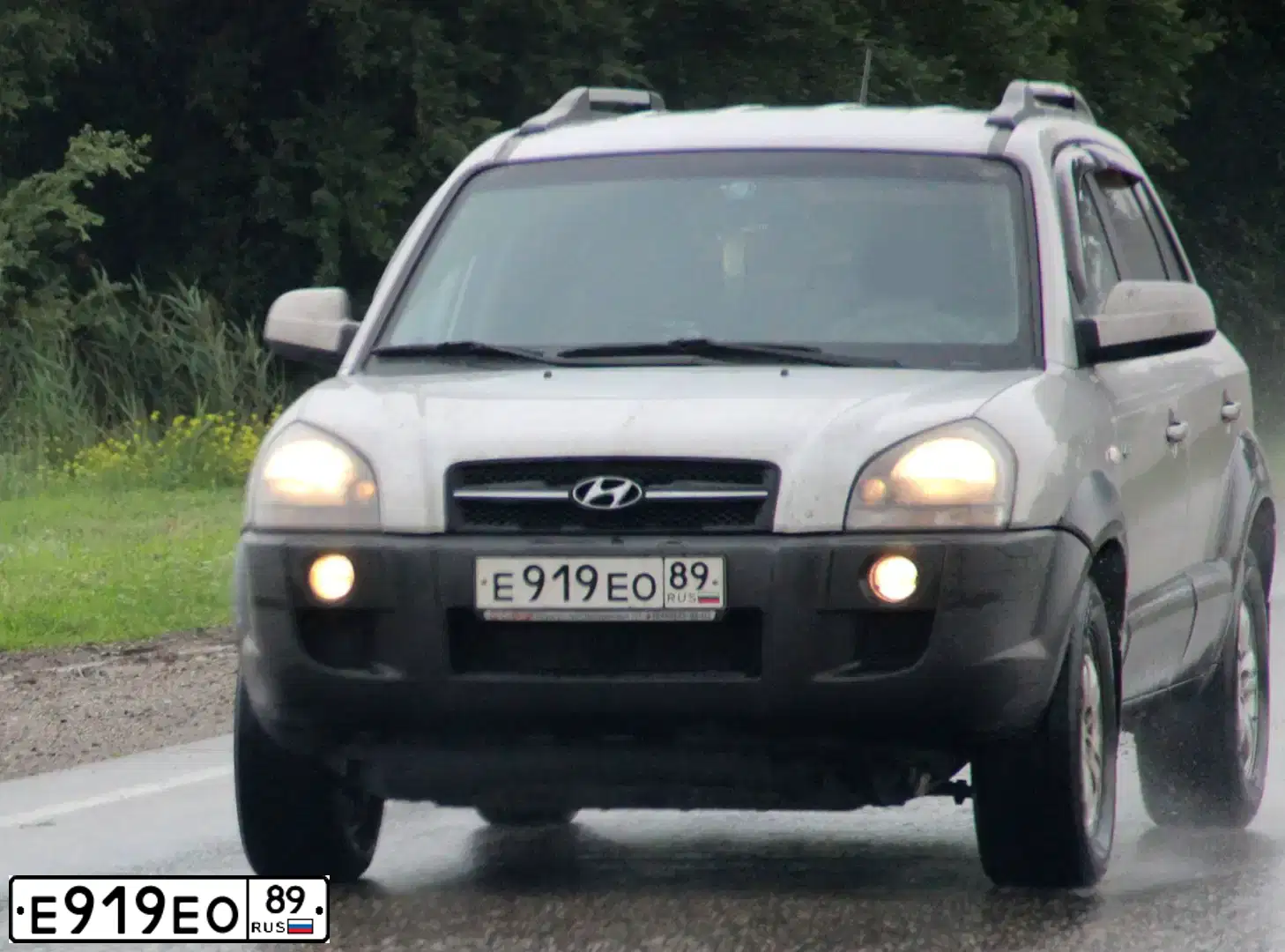 Фото автомобиля ХЕНДЭ ТУКСОН 2.0 GLS, 2005 — госномер Е919ЕО89. Цвет: СЕРЕБРИСТЫЙ