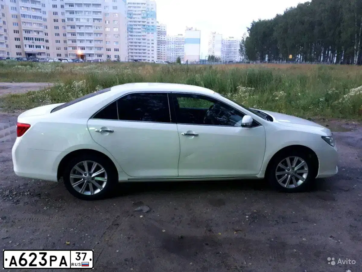 Фото автомобиля TOYOTA CAMRY, 2014 — госномер А623РА37. Цвет: БЕЛЫЙ ПЕРЛАМУТР