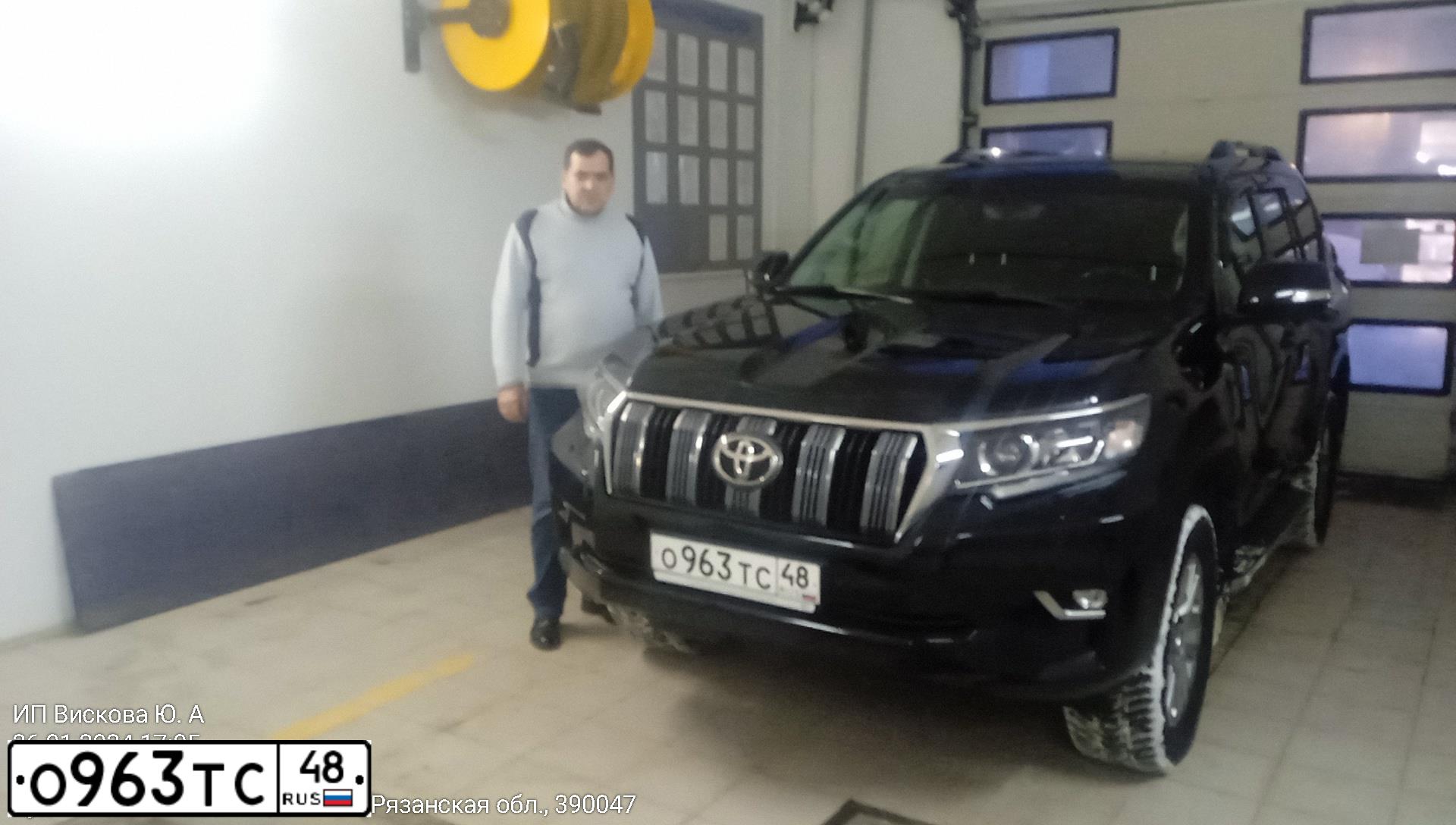 Фото автомобиля TOYOTA LAND CRUISER 150, 2019 — госномер Р818НМ62. Цвет: ЧЕРНЫЙ