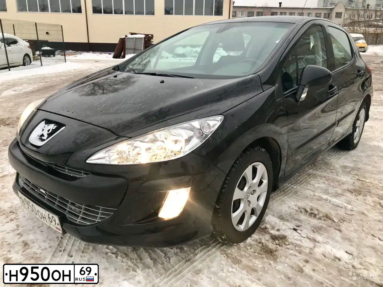 Фото автомобиля PEUGEOT 308, 2011 — госномер К812СМ60. Цвет: ЧЕРНЫЙ