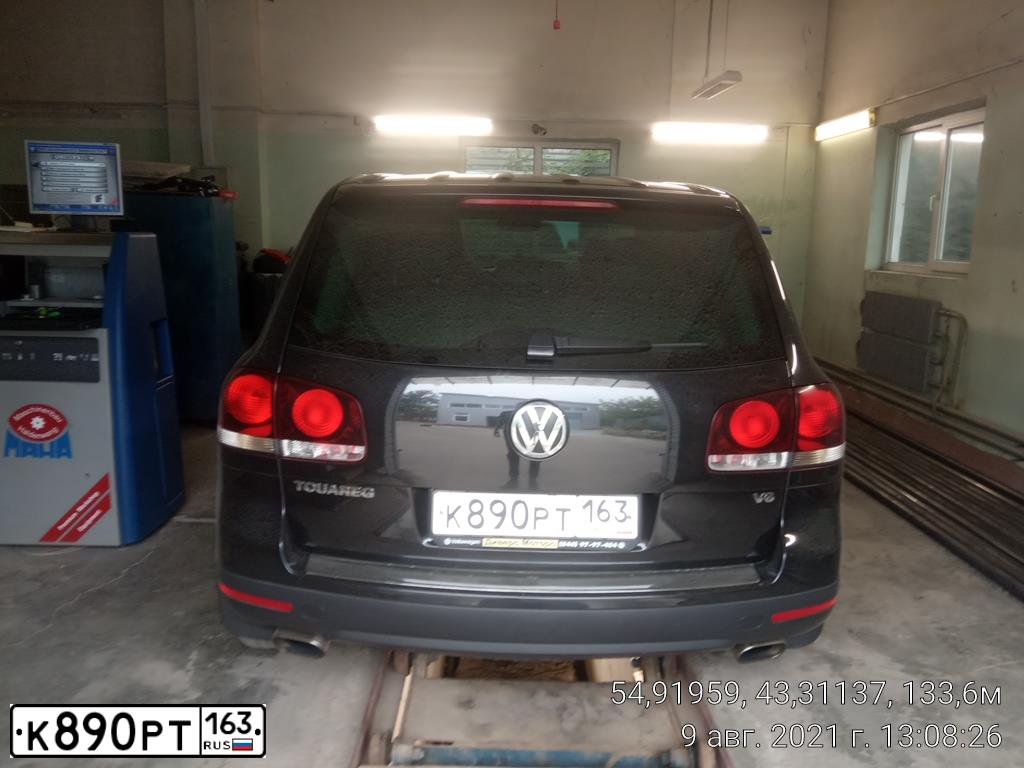 Фото автомобиля VOLKSWAGEN TOUAREG, 2008 — госномер Н170МВ21. Цвет: ЧЕРНЫЙ