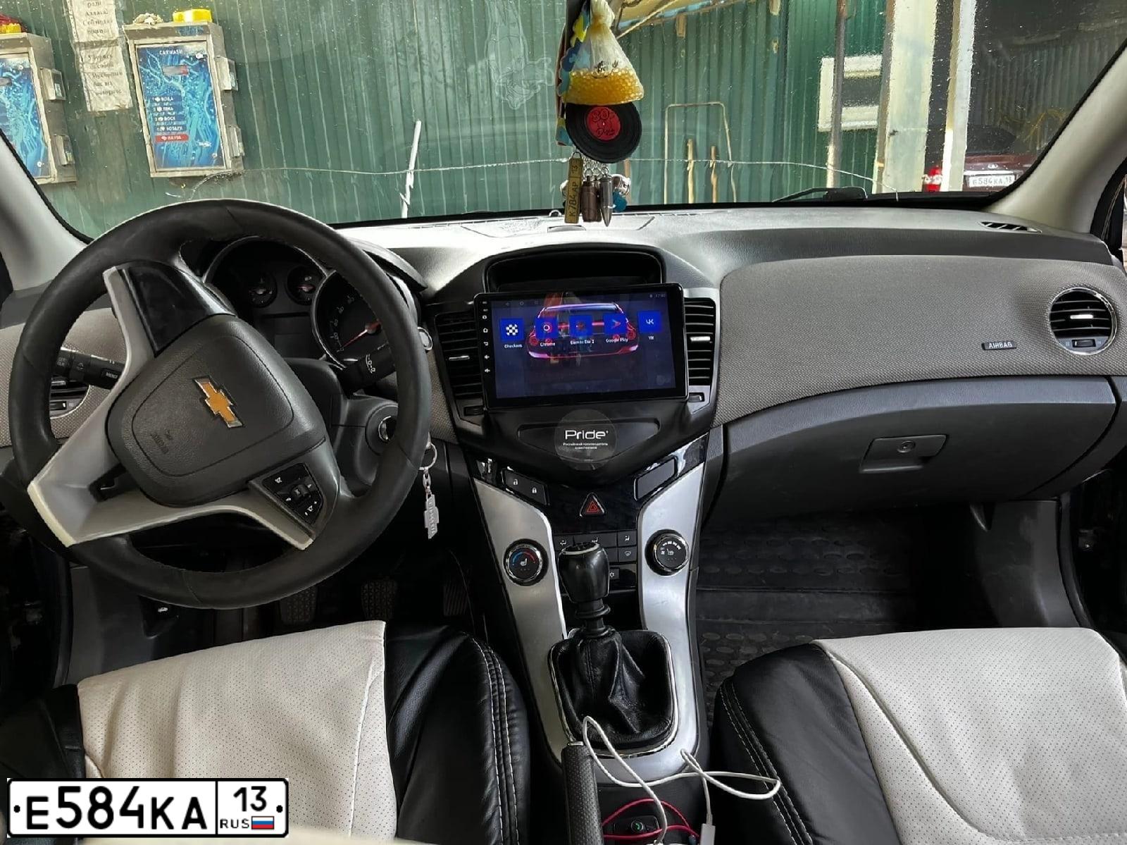 Фото автомобиля LADA 2172 PRIORA, 2010 — госномер Е584КА13. Цвет: ТЕМНО-ВИШНЕВЫЙ