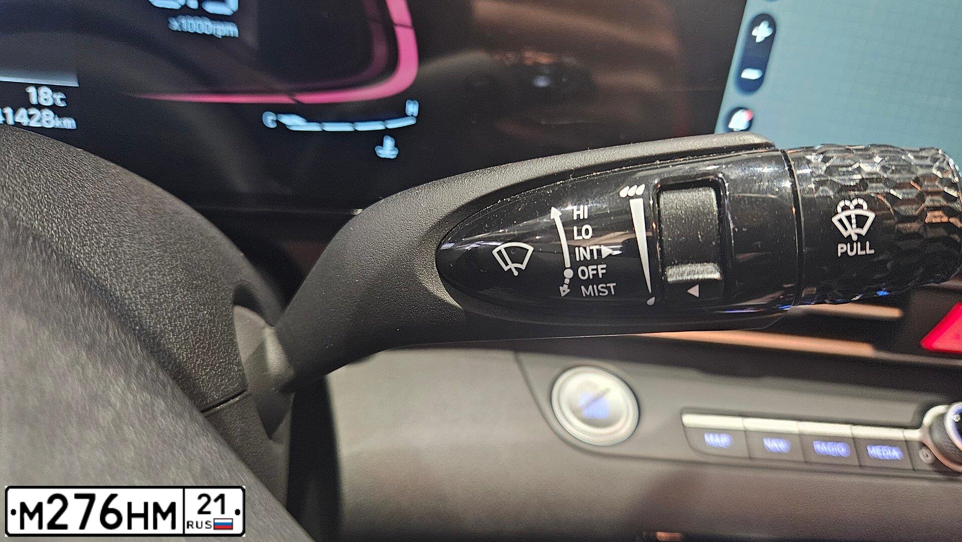 Фото автомобиля HYUNDAI ELANTRA, 2023 — госномер М276НМ21. Цвет: Белый