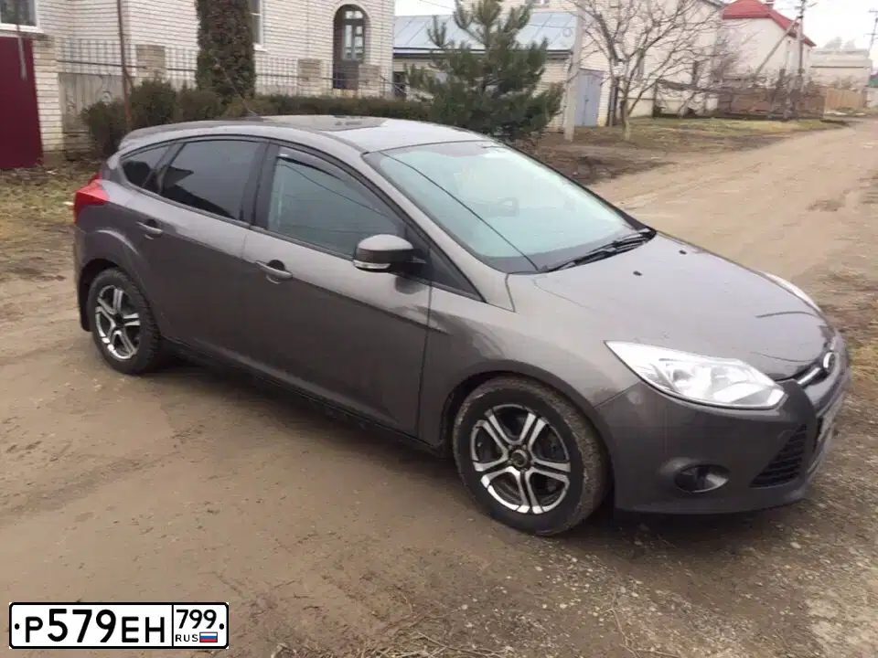 Фото автомобиля FORD FOCUS, 2012 — госномер Р579ЕН799. Цвет: СЕРО-КОРИЧНЕВЫЙ