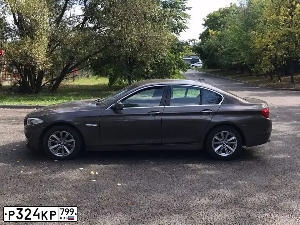 Фото автомобиля BMW 528I, 2011 — госномер Е886ВМ15. Цвет: Коричневый