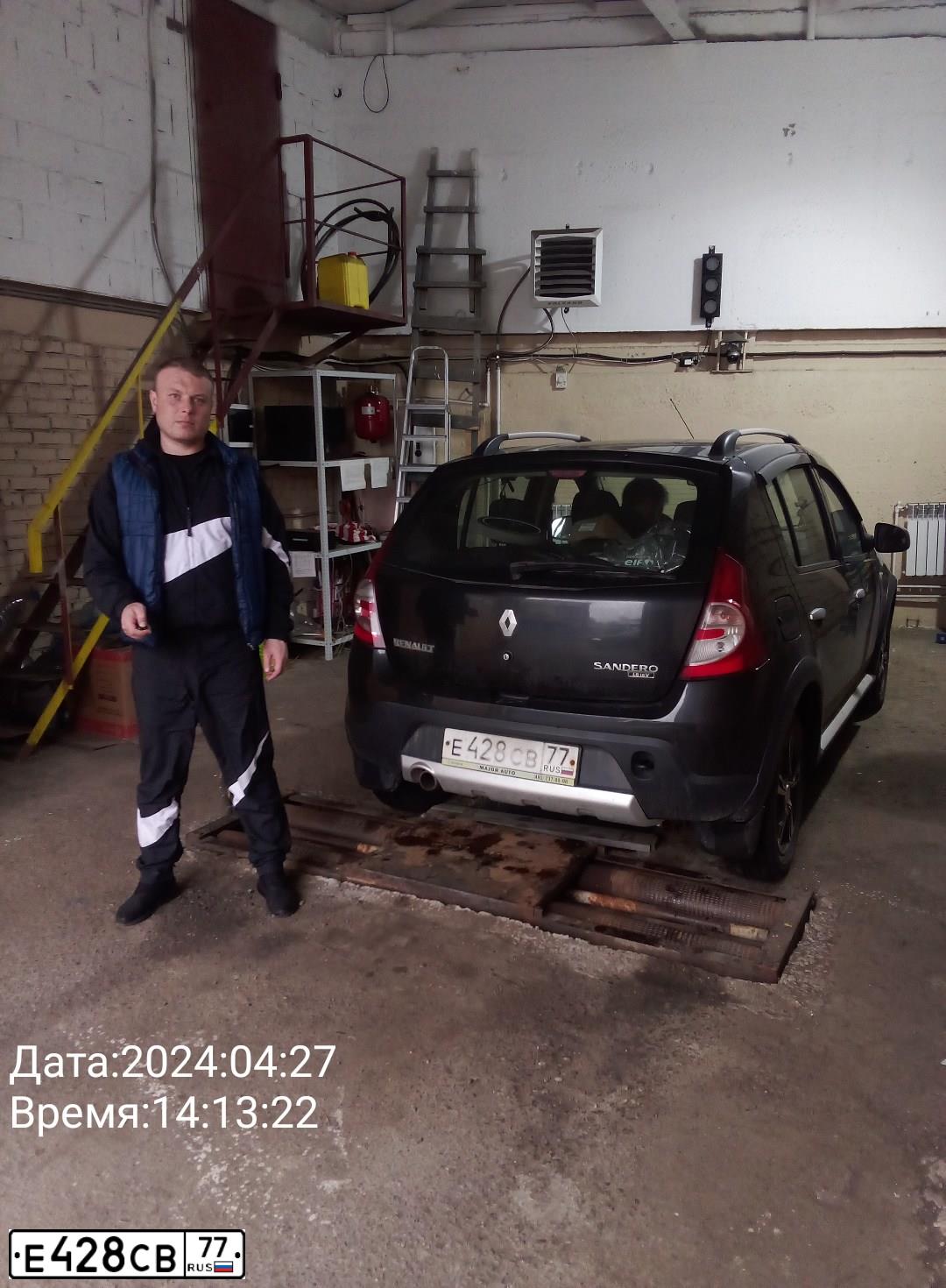 Фото автомобиля RENAULT SANDERO, 2012 — госномер Р907СУ18. Цвет: ЧЕРНЫЙ