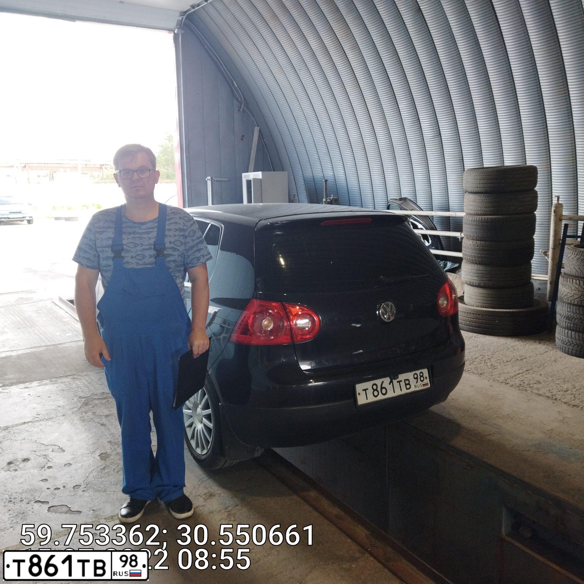 Фото автомобиля VOLKSWAGEN GOLF, 2004 — госномер Т861ТВ98. Цвет: ЧЕРНЫЙ