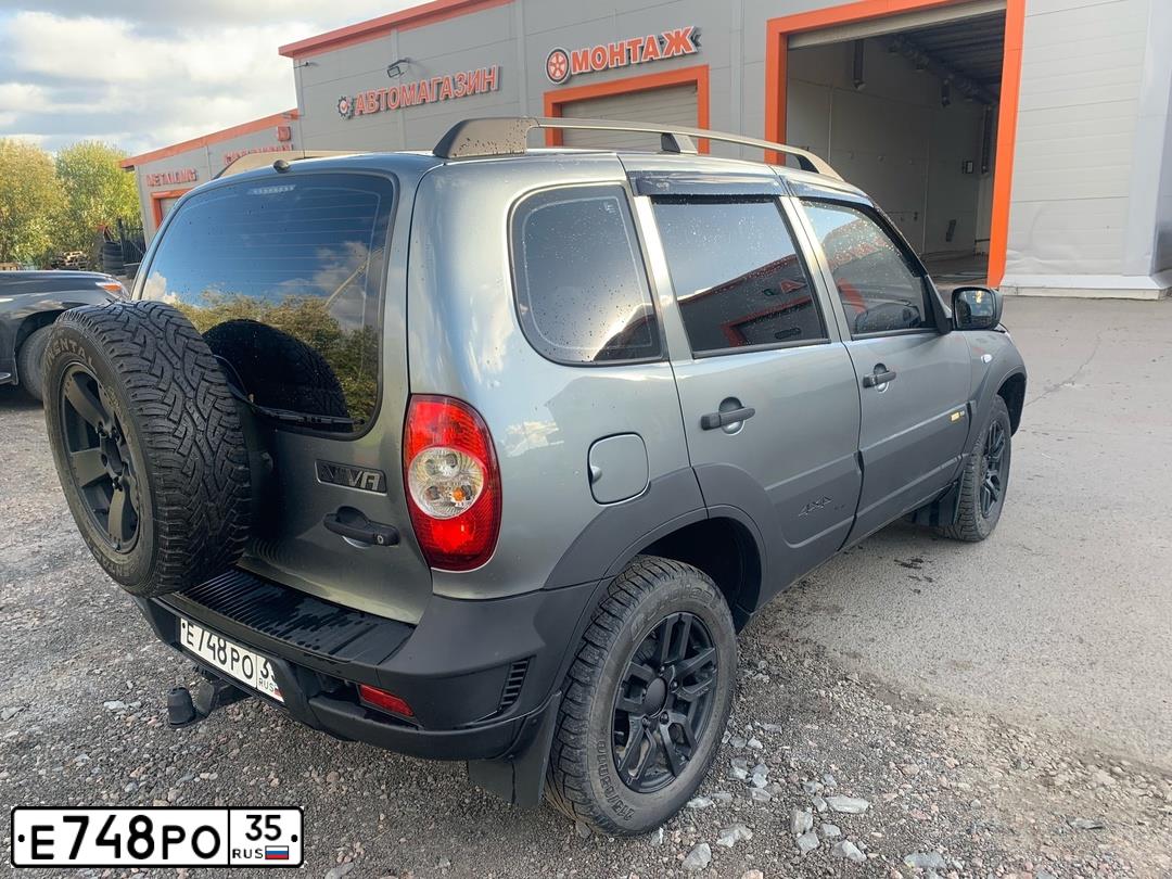 Фото автомобиля CHEVROLET NIVA, 2015 — госномер Е748РО35. Цвет: Темно-серый металлик