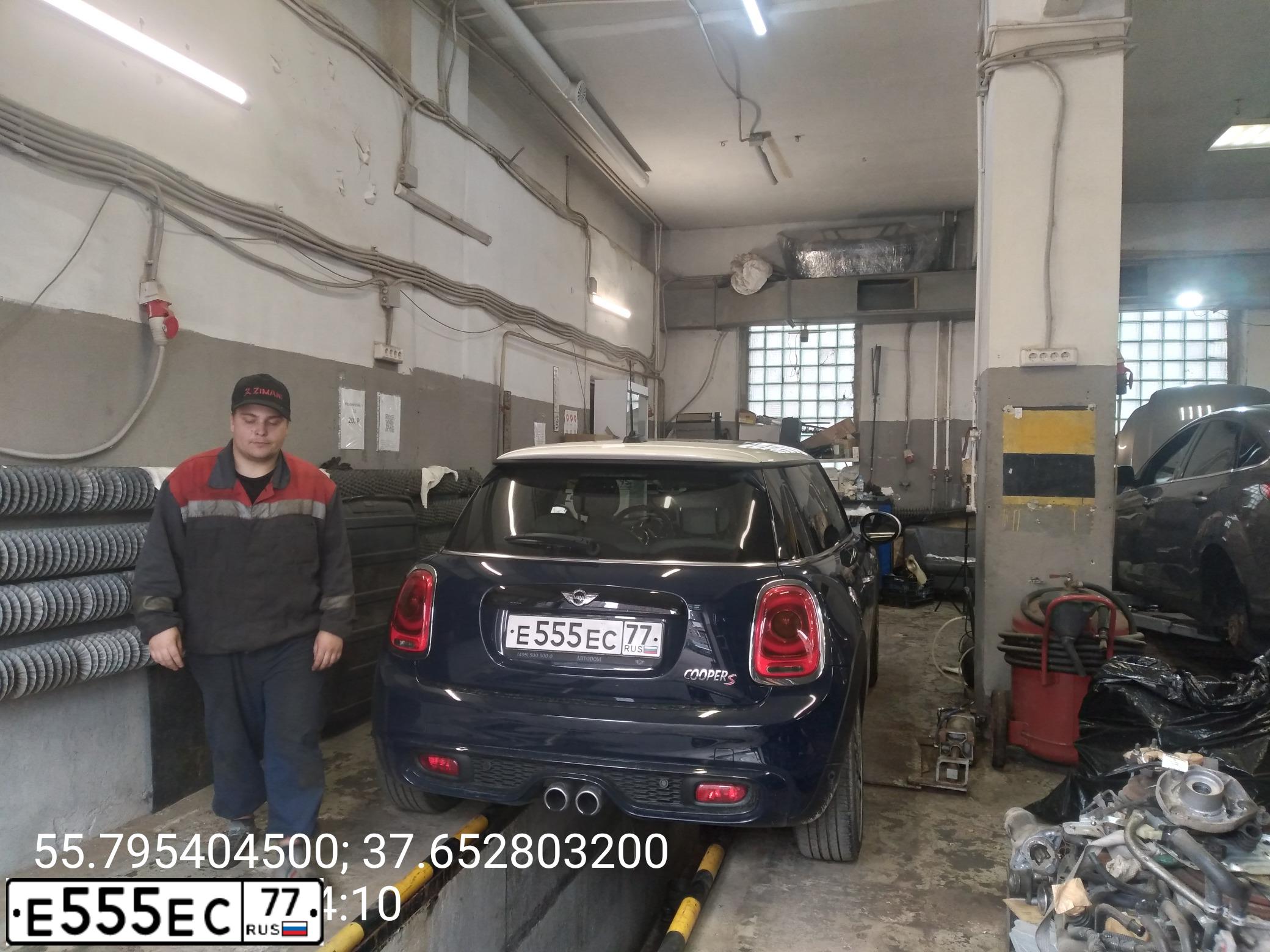 Фото автомобиля MINI МИНИ КУПЕР S, 2017 — госномер Е555ЕС77. Цвет: СИНЕ-БЕЛЫЙ