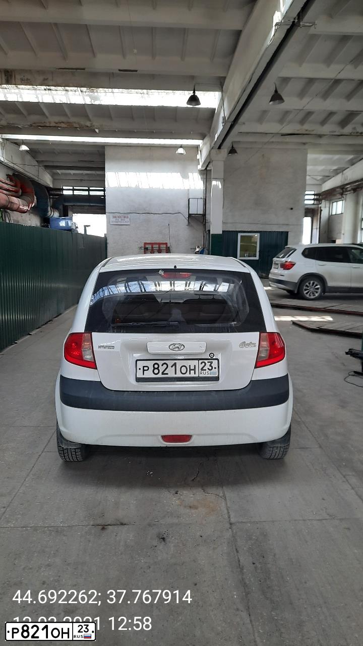 Фото автомобиля SUZUKI BALENO, 1999 — госномер С744КК01. Цвет: серебристый