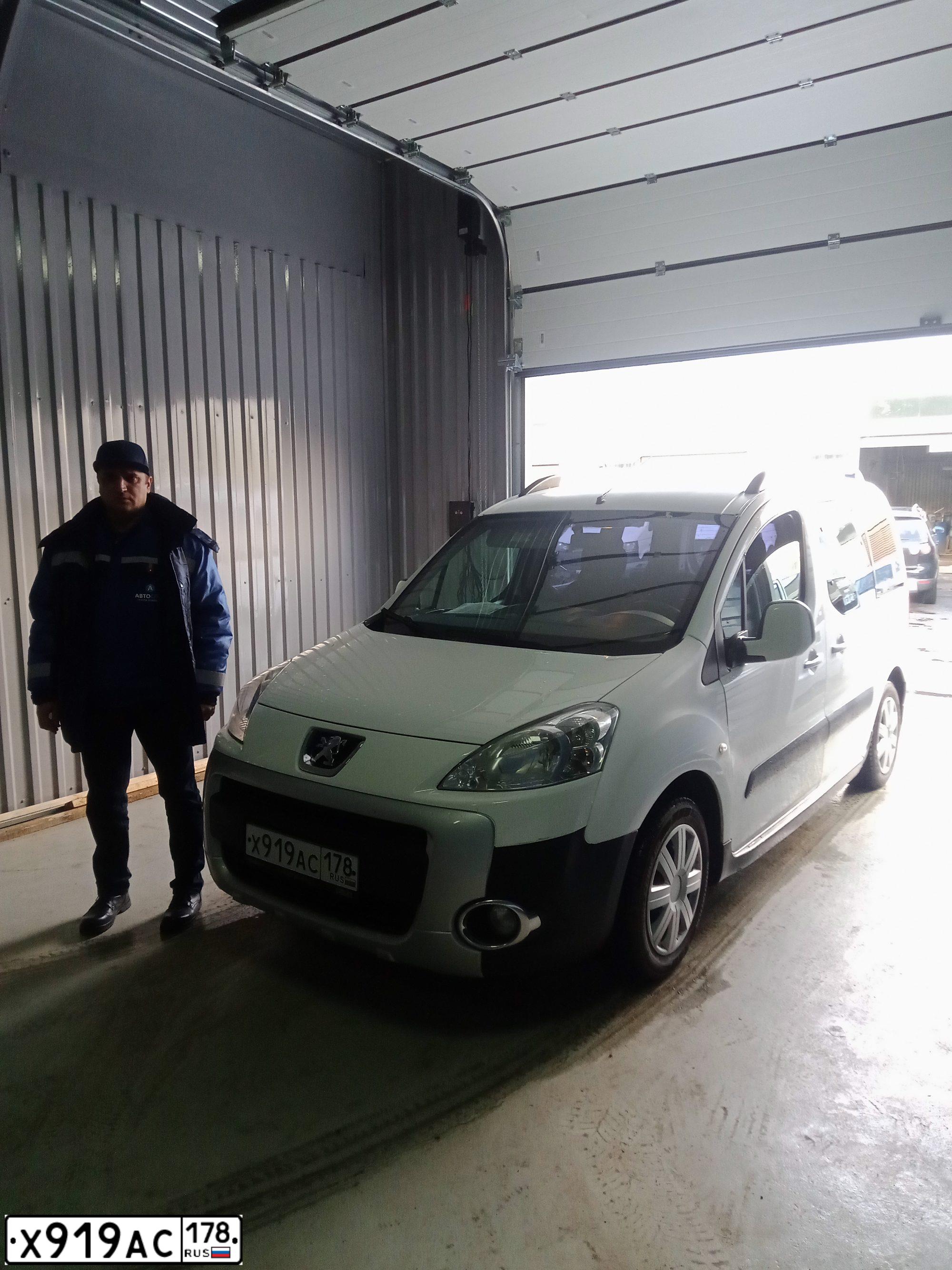 Фото автомобиля PEUGEOT PARTNER, 2011 — госномер У826МТ47. Цвет: Белый