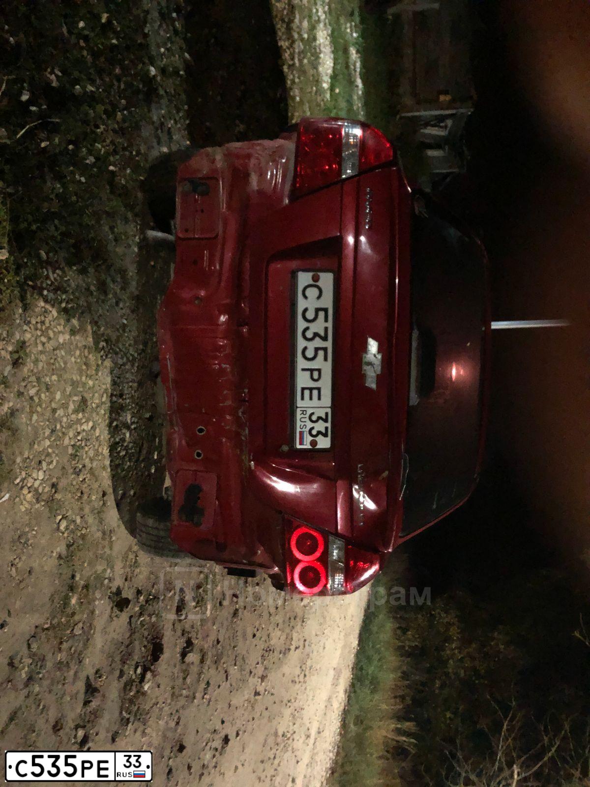 Фото автомобиля CHEVROLET AVEO, 2011 — госномер С535РЕ33. Цвет: Красный