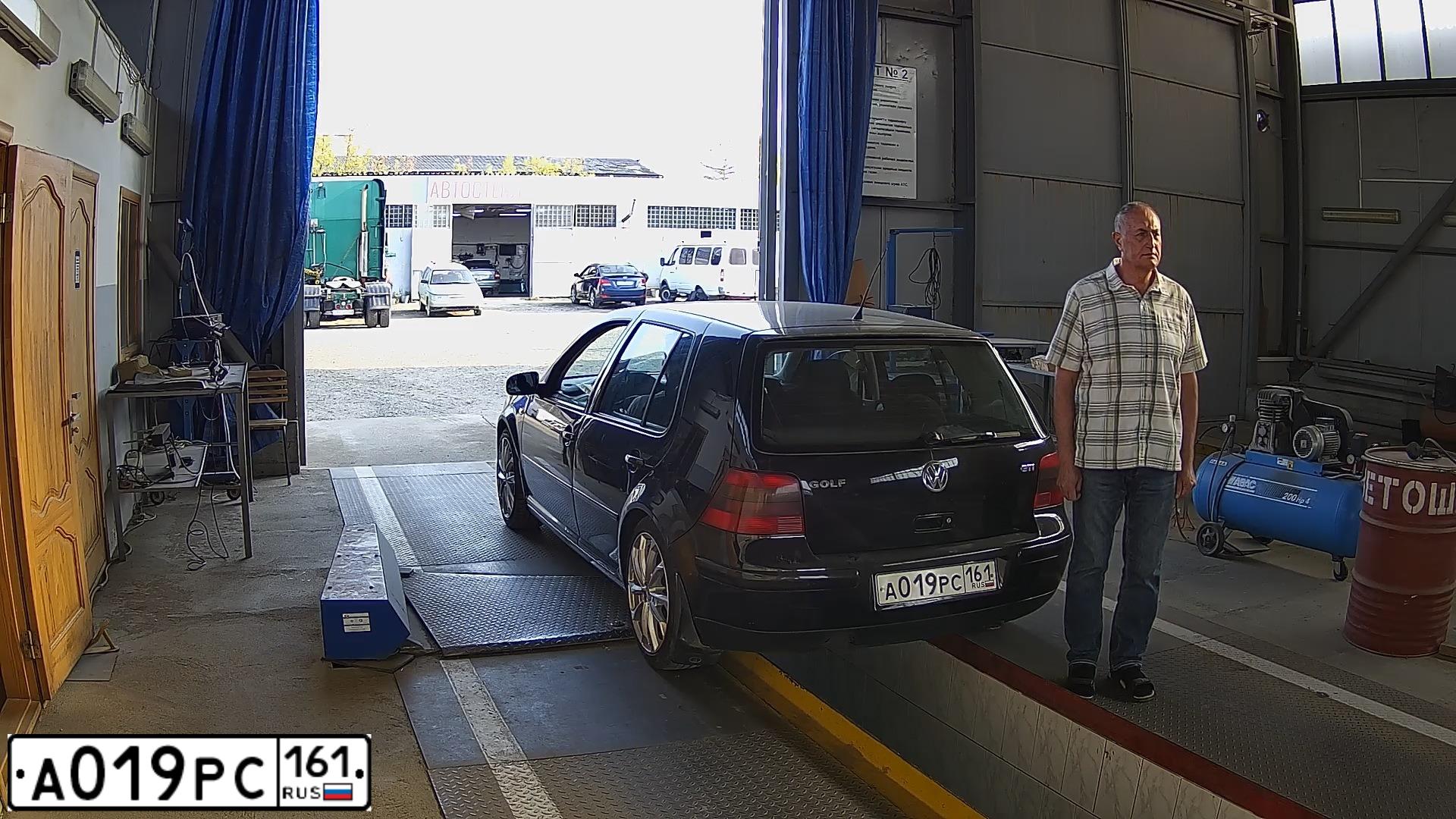 Фото автомобиля VOLKSWAGEN GOLF, 2001 — госномер В151ЕТ01. Цвет: ЧЕРНЫЙ