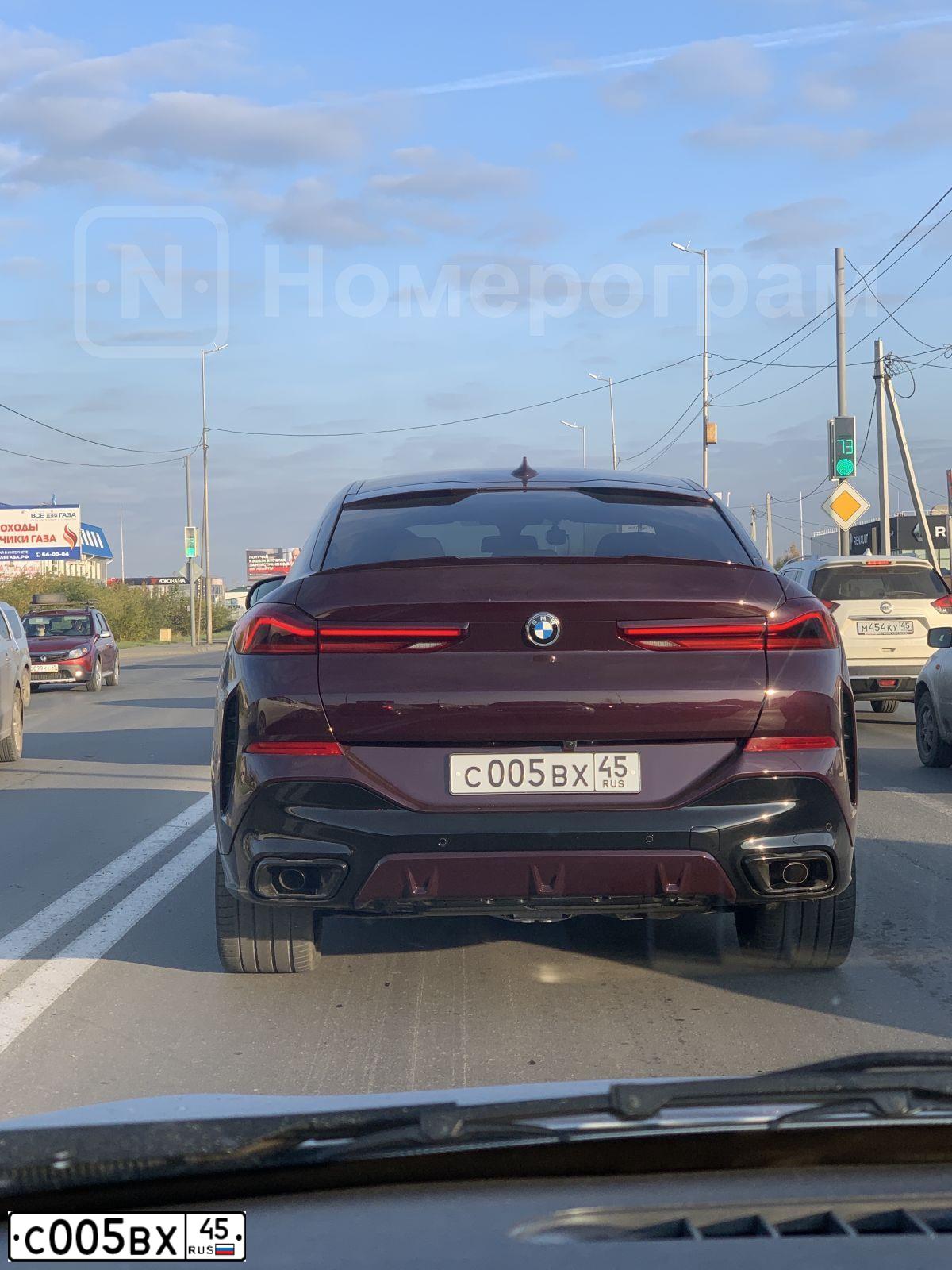 Фото автомобиля BMW X5, 2012 — госномер О245АВ196. Цвет: Белый