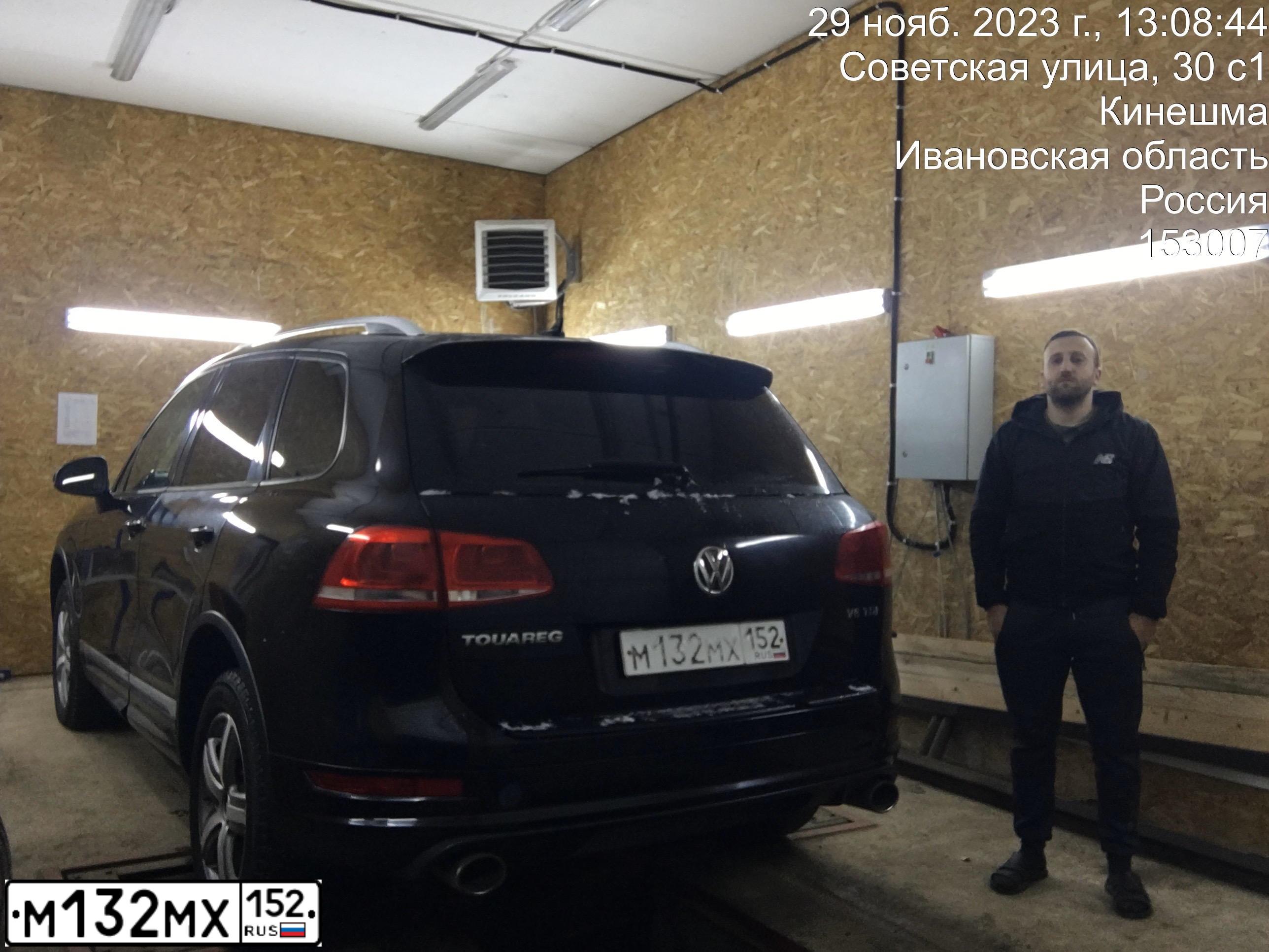 Фото автомобиля VOLKSWAGEN TOUAREG, 2011 — госномер Р244ОА46. Цвет: ЧЕРНЫЙ