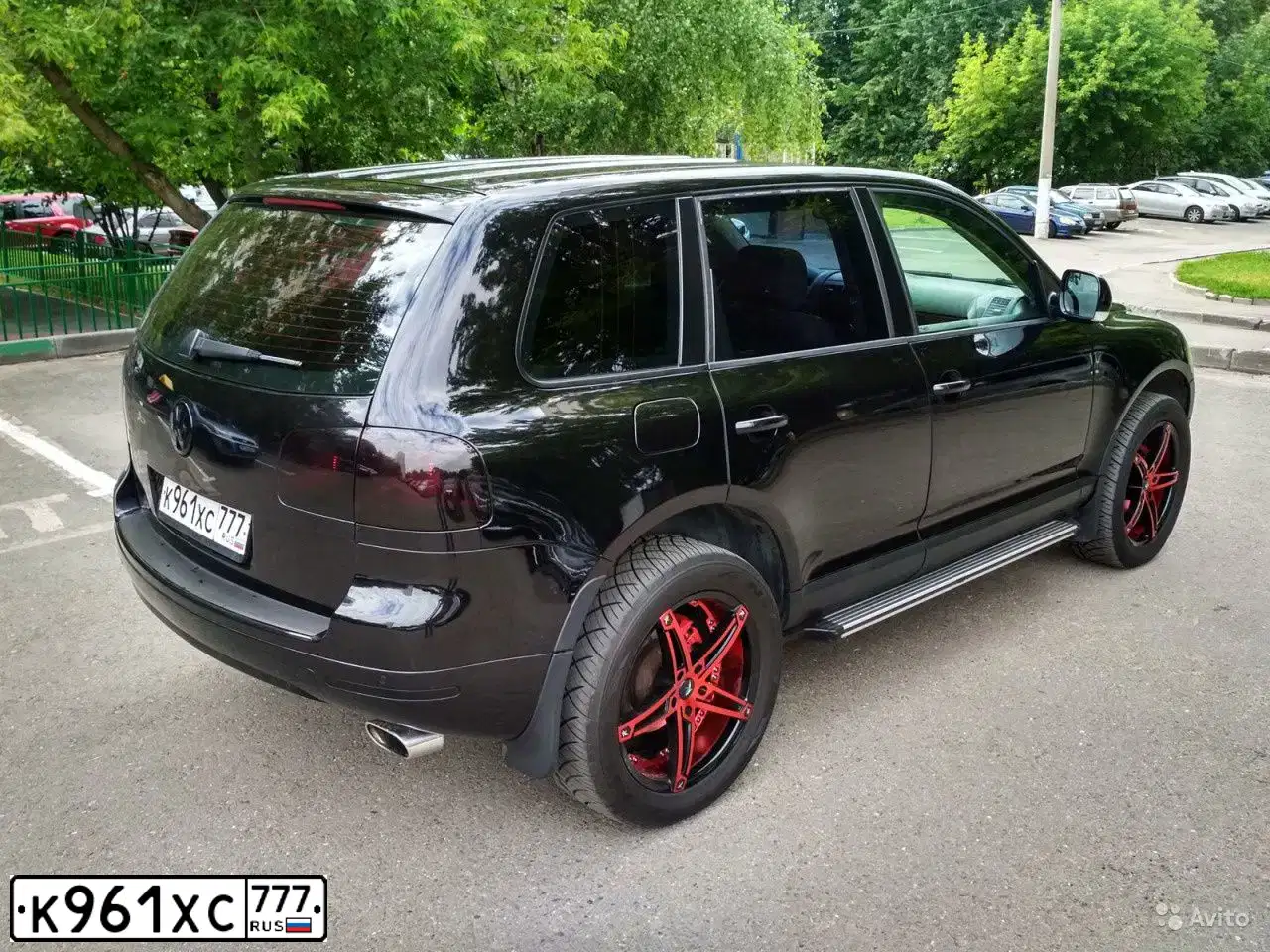 Фото автомобиля VOLKSWAGEN TOUAREG, 2005 — госномер В040СС750. Цвет: ЧЕРНЫЙ