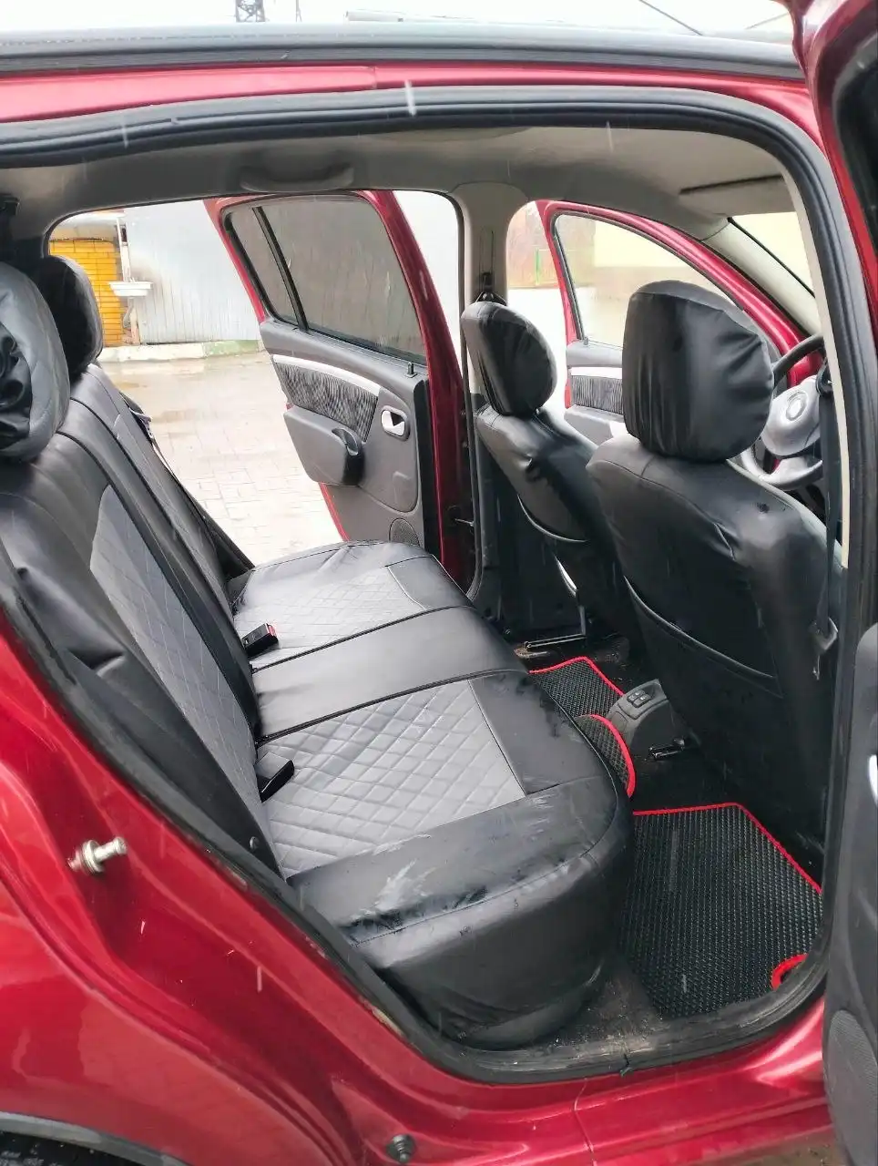 Фото автомобиля RENAULT SANDERO, 2011 — госномер Н504ТВ46. Цвет: Красный
