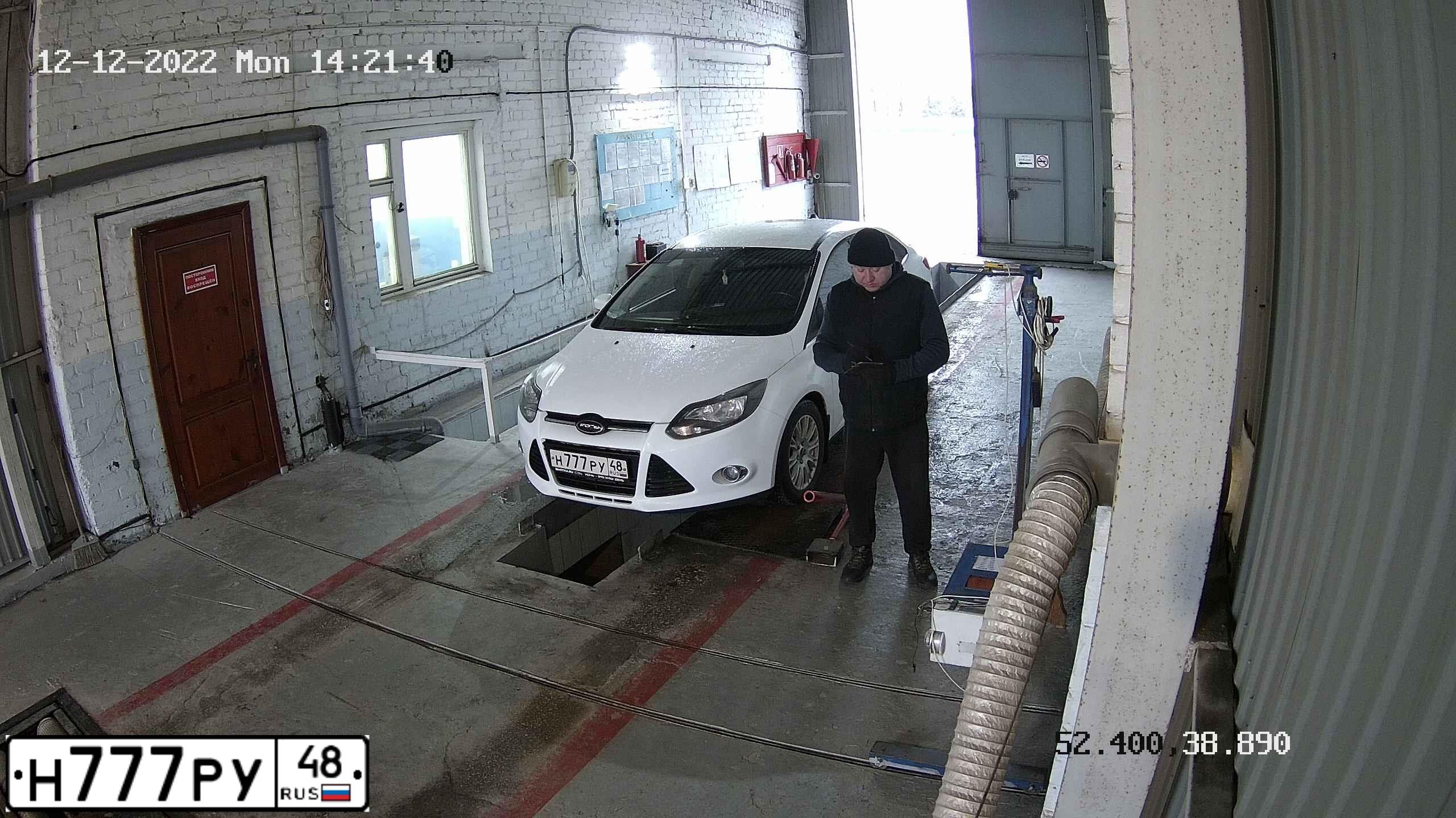 Фото автомобиля FORD FOCUS, 2012 — госномер Н777РУ48. Цвет: Белый