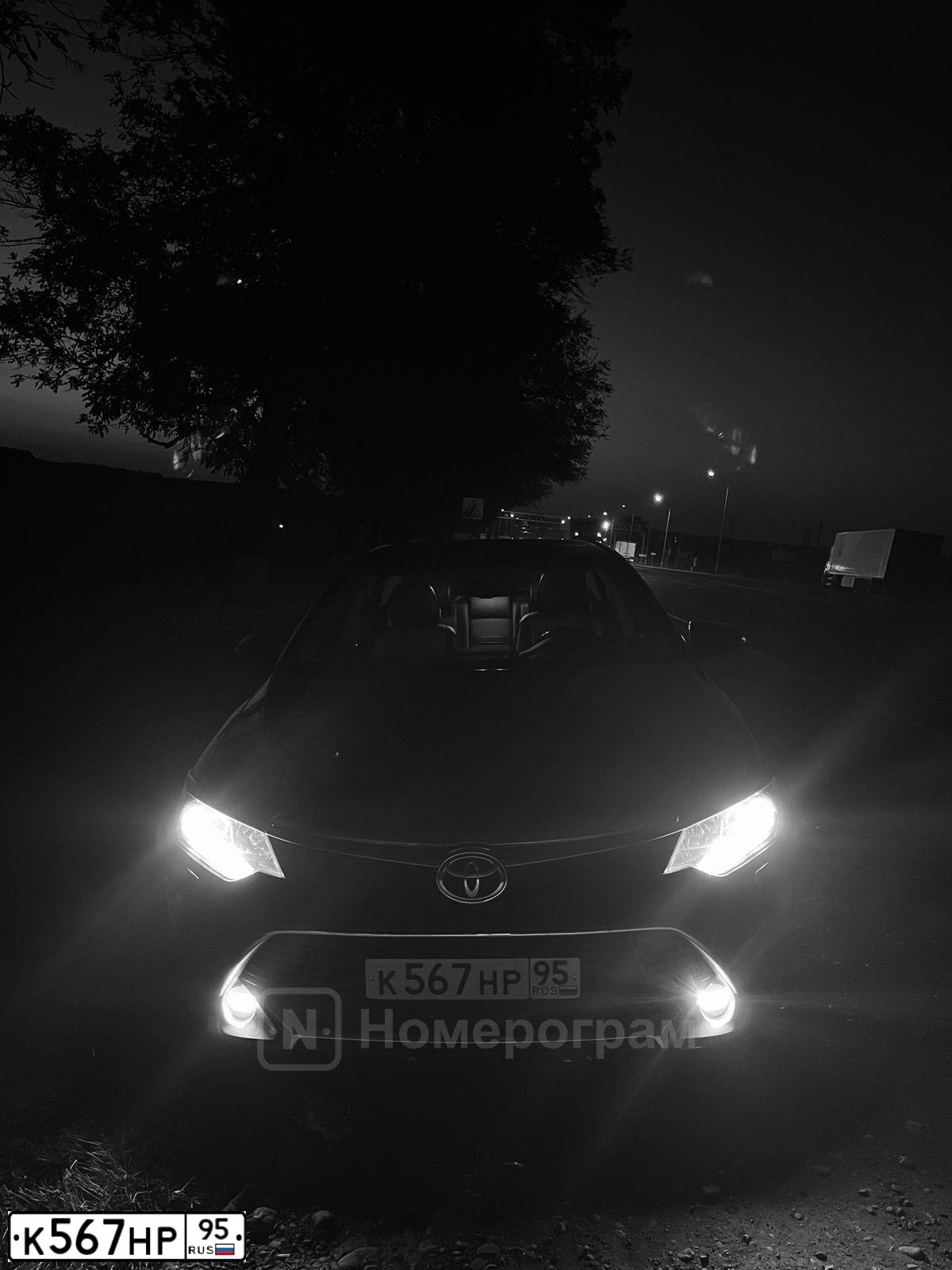 Фото автомобиля TOYOTA CAMRY, 2018 — госномер Х001ТМ33. Цвет: ЧЕРНЫЙ МЕТАЛЛИК