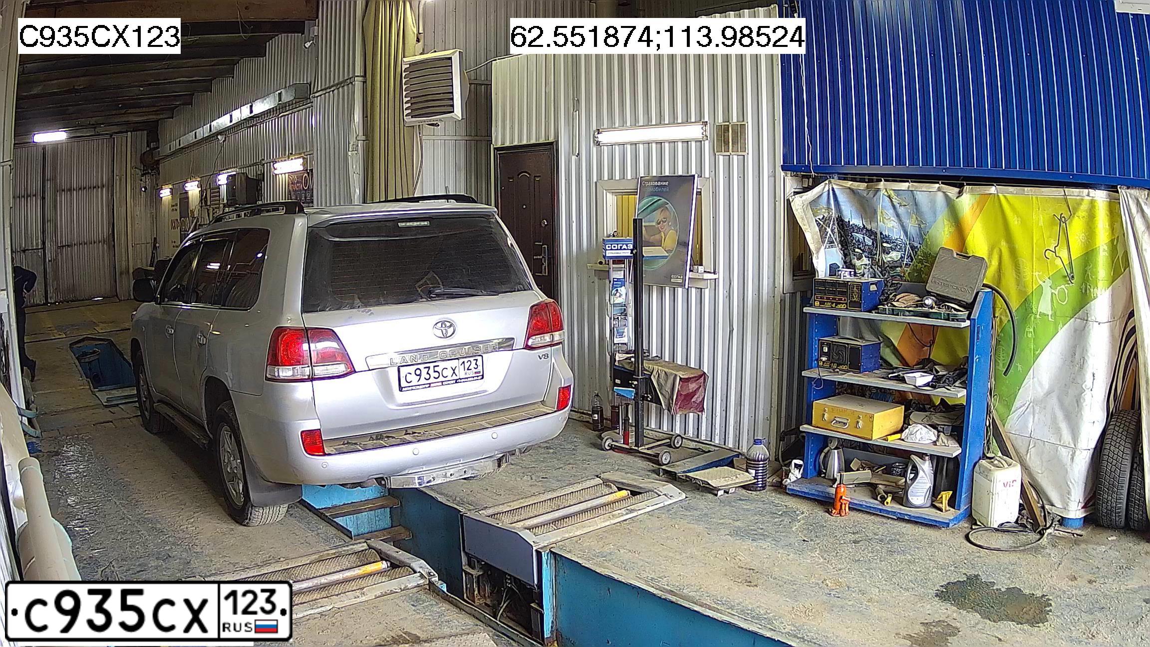 Фото автомобиля TOYOTA LANDCRUISER 200, 2010 — госномер С935СХ123. Цвет: СЕРЕБРИСТЫЙ