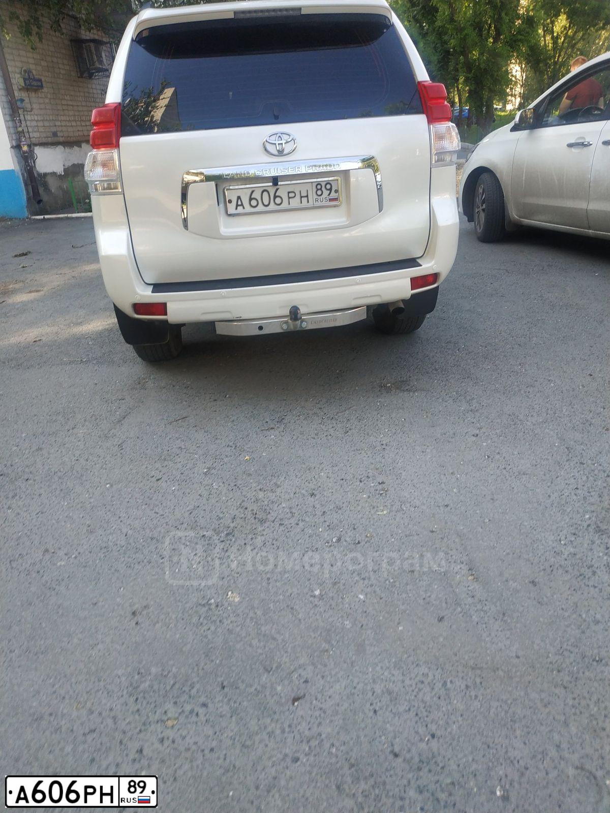 Фото автомобиля TOYOTA LANDCRUISER, 2011 — госномер А606РН89. Цвет: Белый