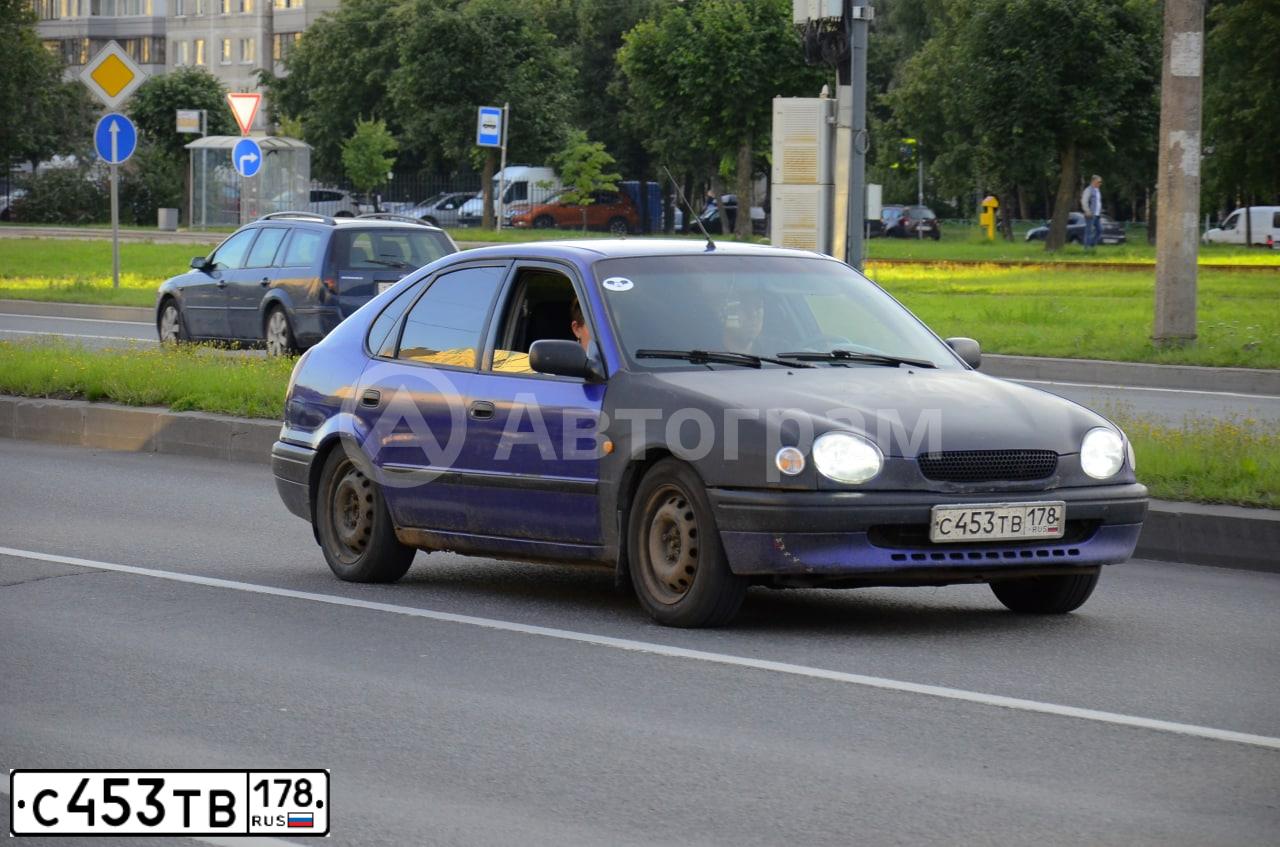 Фото автомобиля TOYOTA COROLLA, 1998 — госномер К413ХН147. Цвет: синий