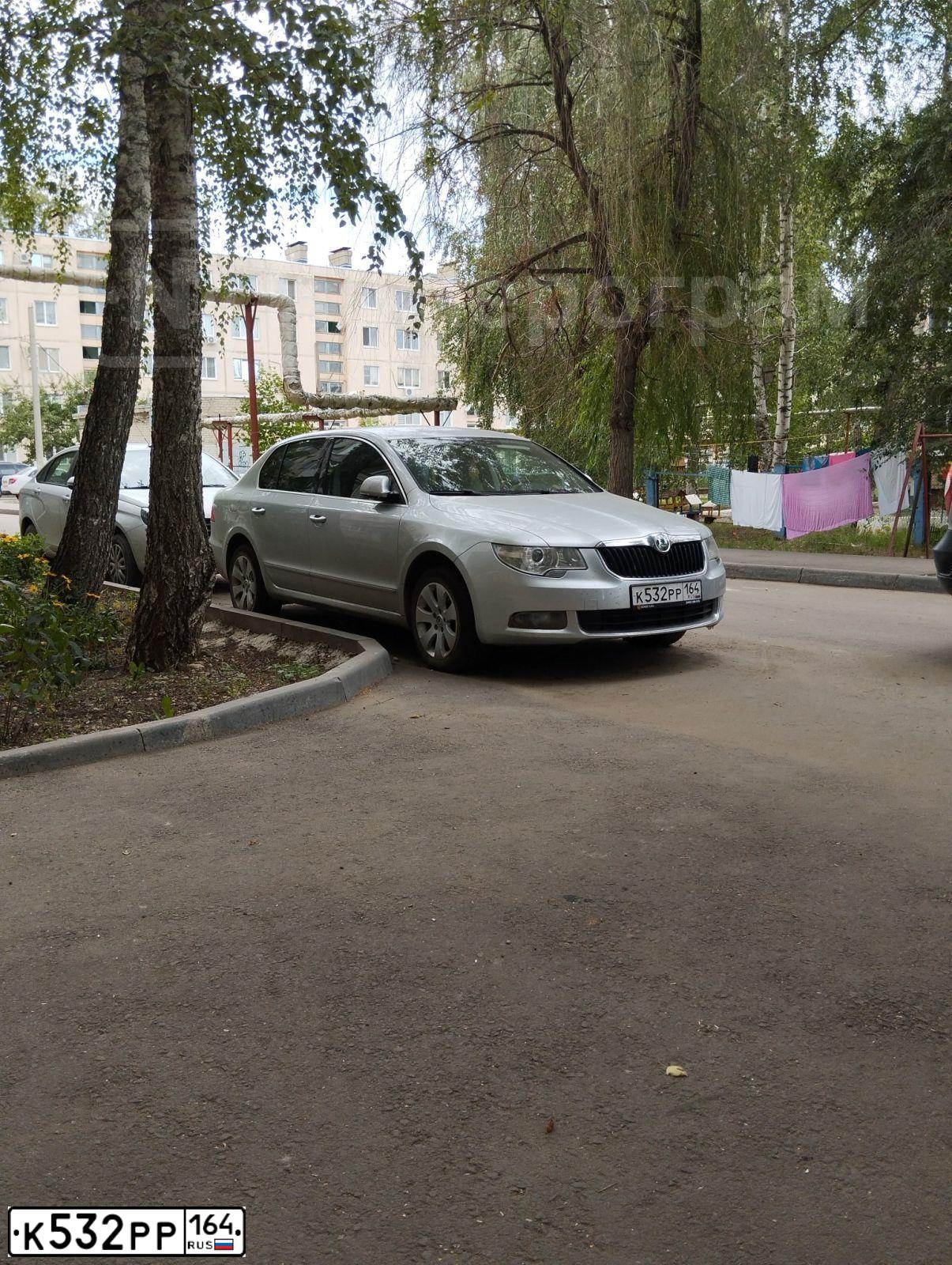Фото автомобиля SKODA SUPERB, 2012 — госномер К532РР164. Цвет: Серебристый