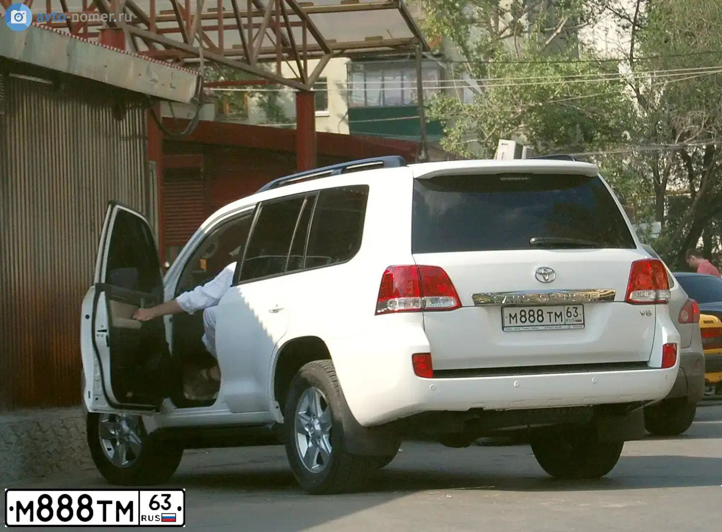 Фото автомобиля TOYOTA LANDCRUISER 200, 2010 — госномер М888ТМ63. Цвет: БЕЛЫЙ