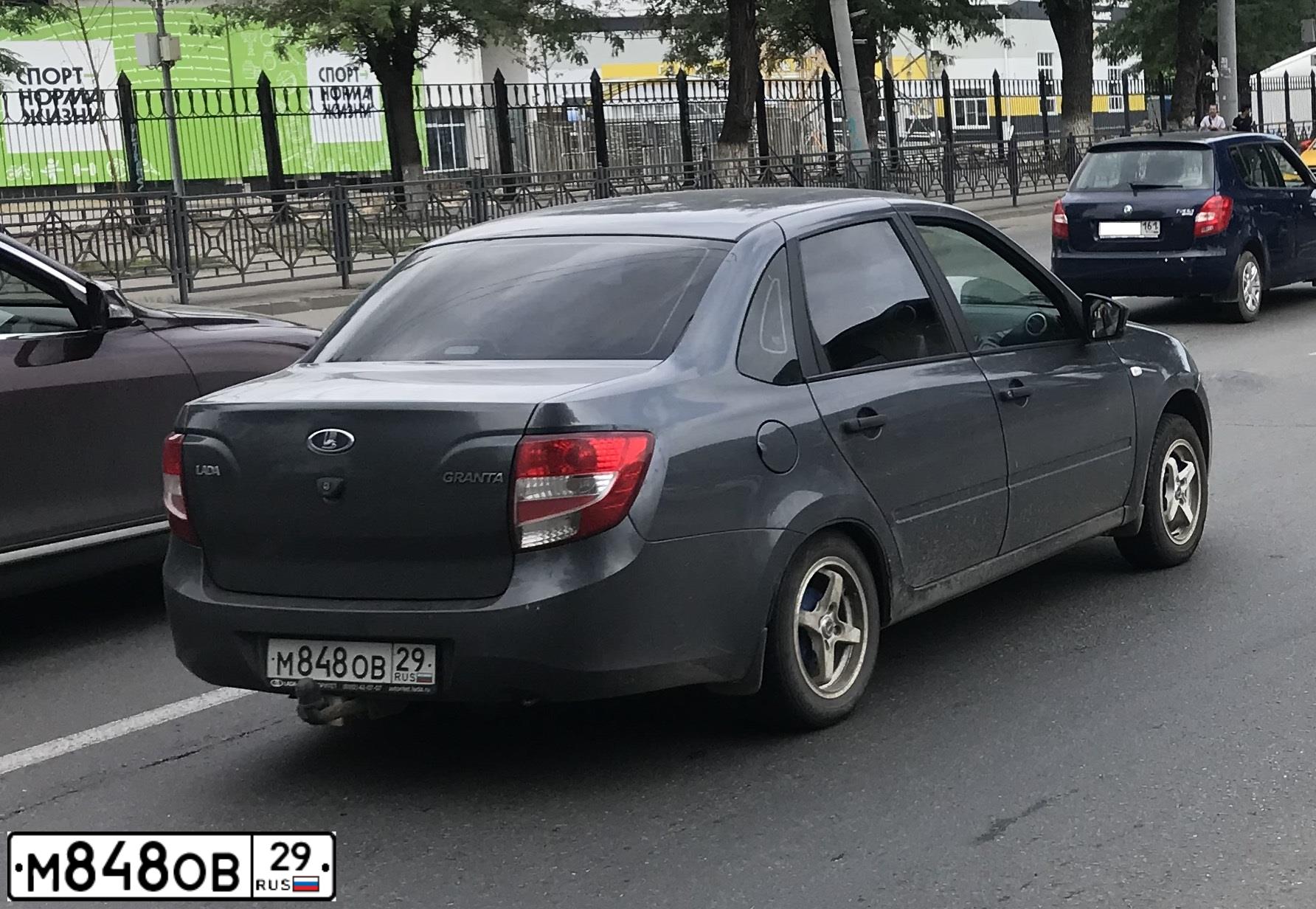 Фото автомобиля LADA 2190 GRANTA, 2018 — госномер М848ОВ29. Цвет: серебристо-темно-серый