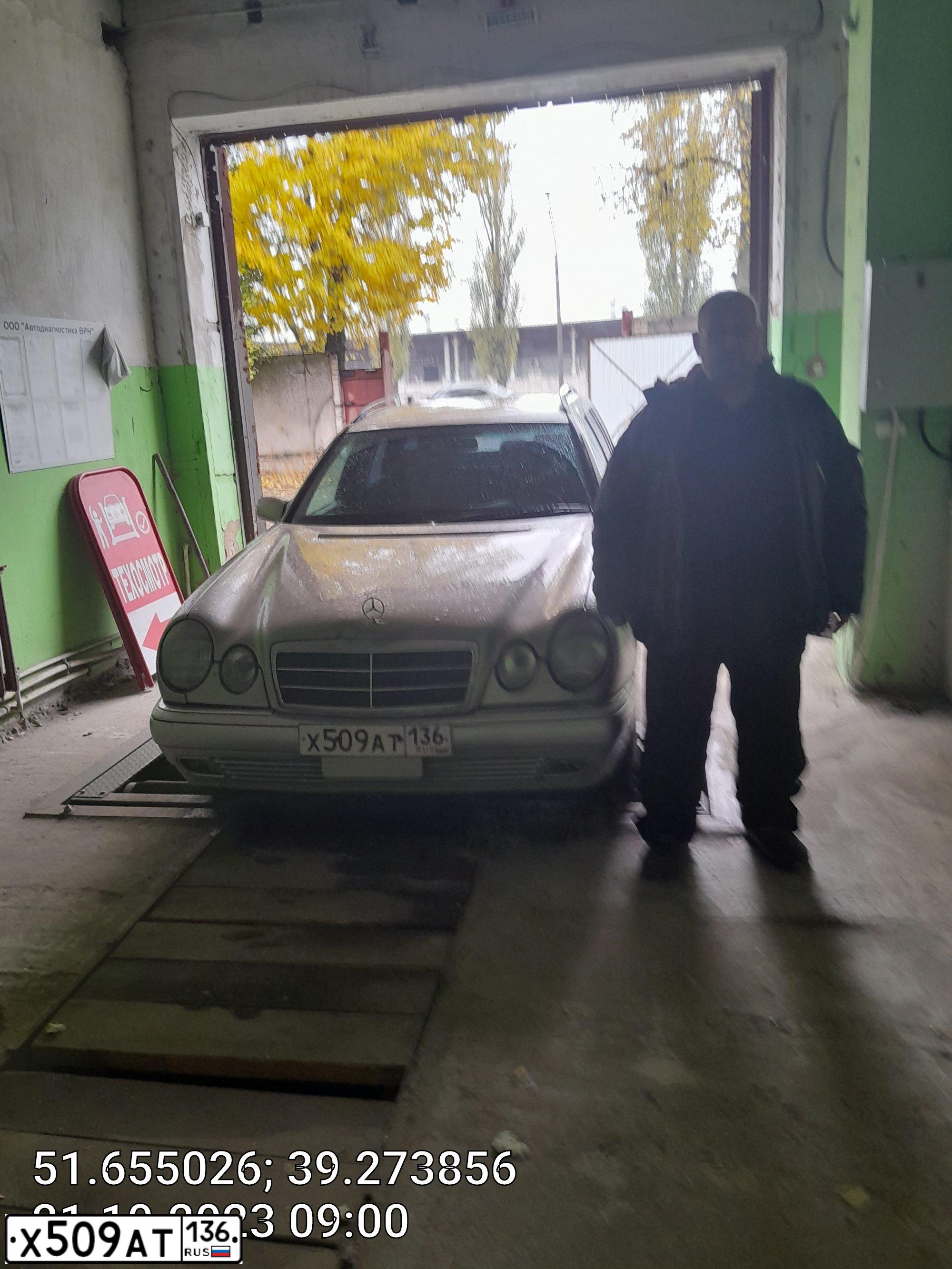 Фото автомобиля MERCEDES E-KLASSE, 1998 — госномер Е823ЕЕ36. Цвет: КОРИЧНЕВЫЙ-БЕЖЕВЫЙ