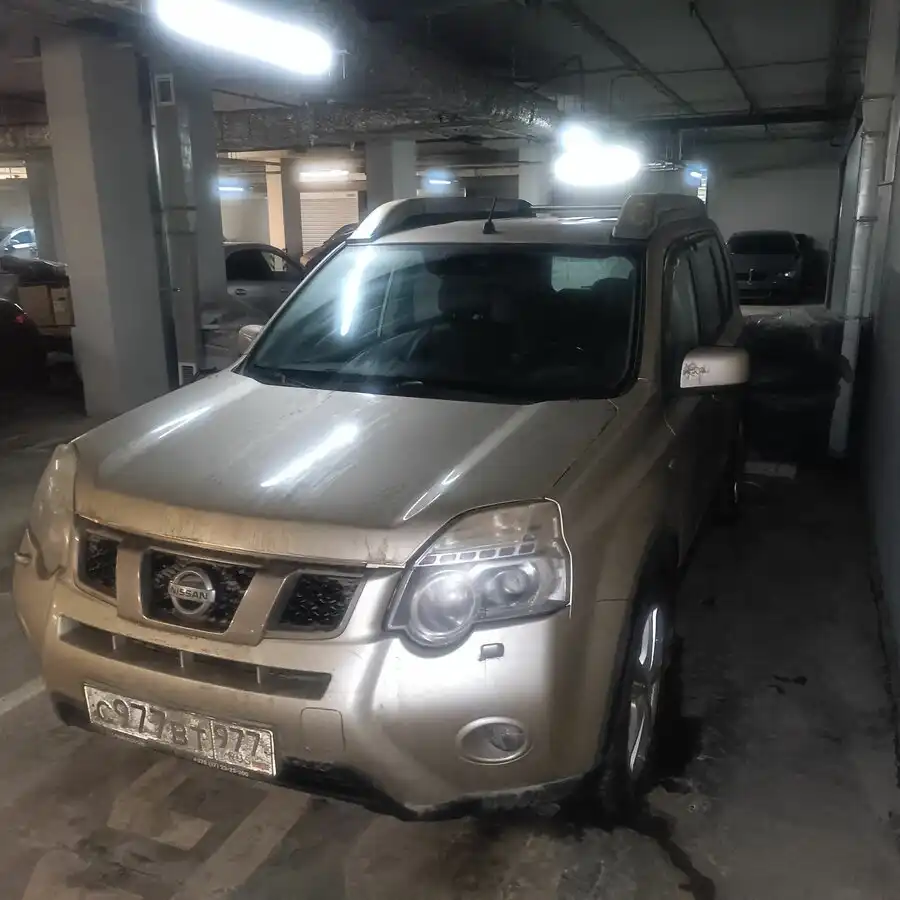 Фото автомобиля NISSAN X-TRAIL, 2011 — госномер У992ВН977. Цвет: ЗОЛОТИСТЫЙ