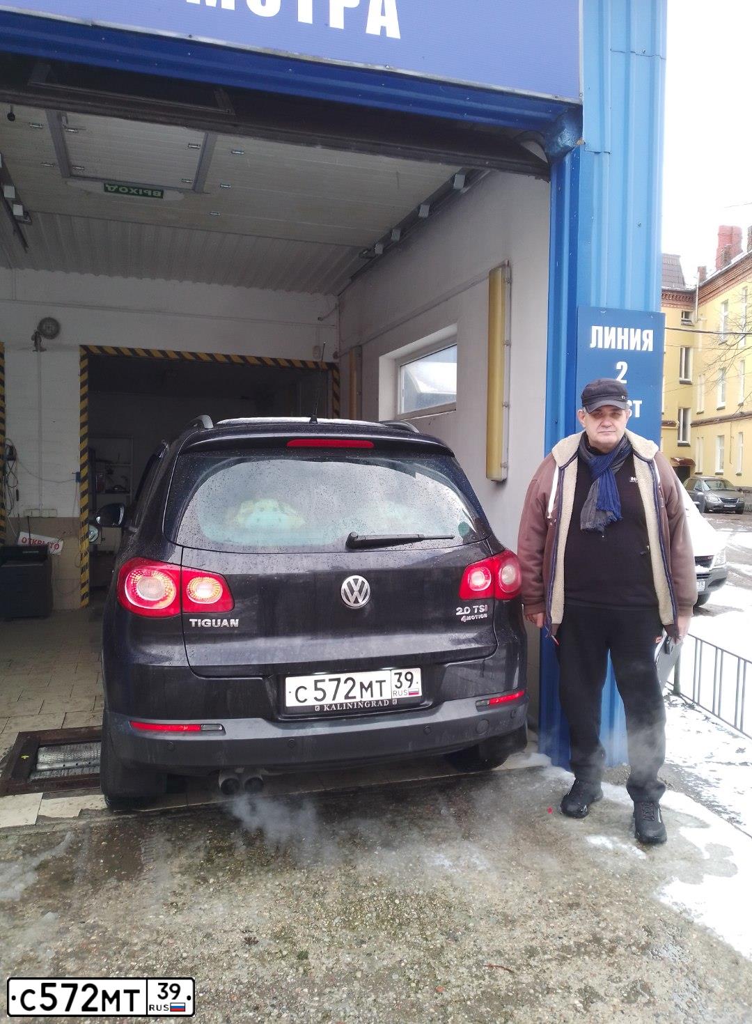 Фото автомобиля VOLKSWAGEN TIGUAN, 2011 — госномер У500МХ197. Цвет: ЧЕРНЫЙ