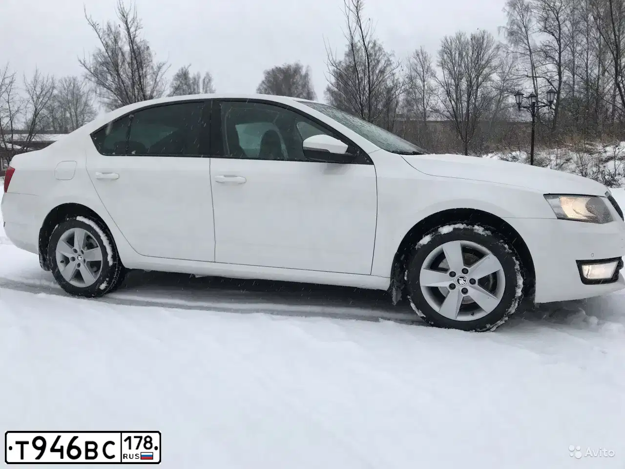Фото автомобиля SKODA OCTAVIA, 2015 — госномер Т946ВС178. Цвет: Белый