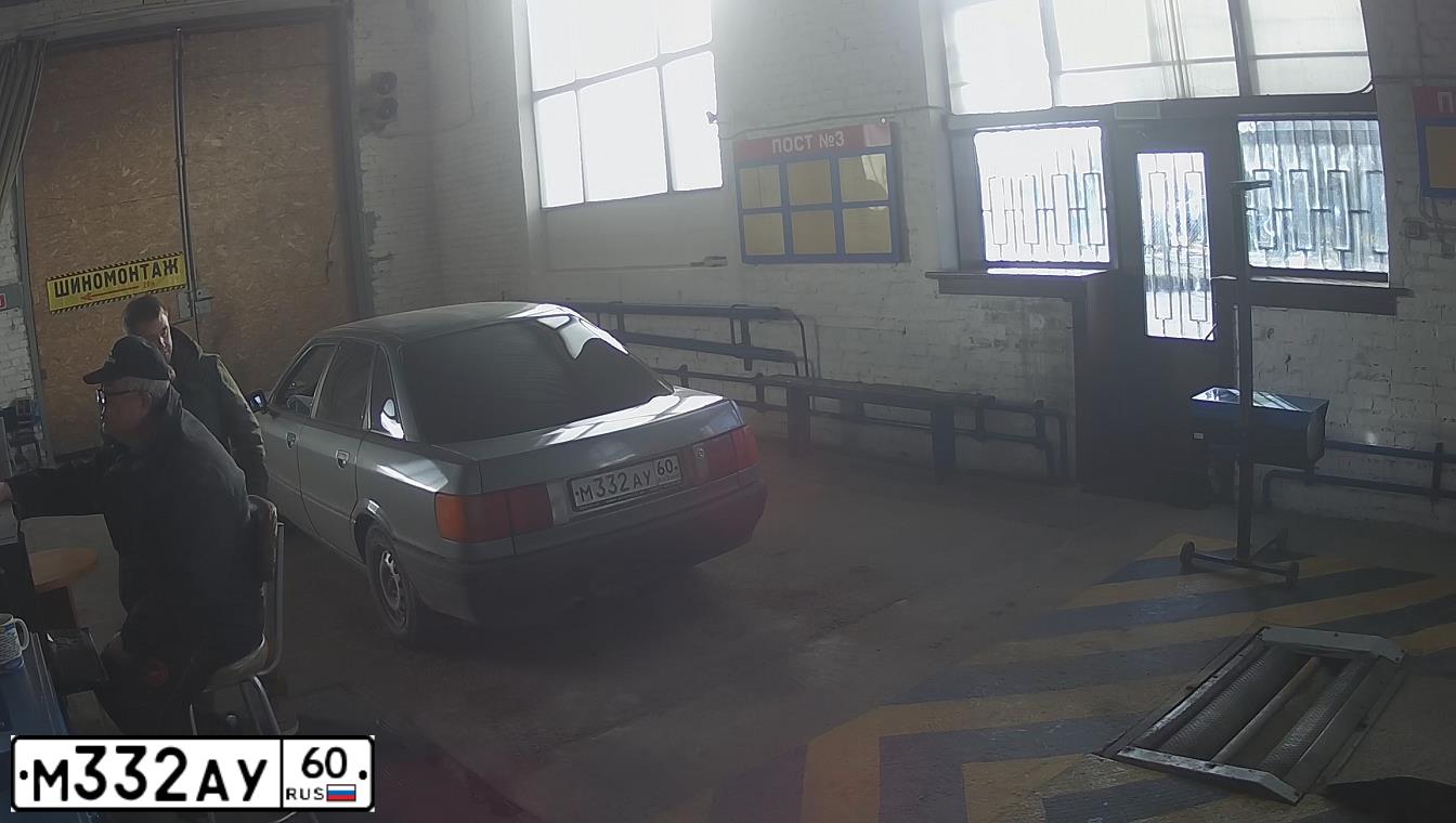 Фото автомобиля AUDI 80, 1989 — госномер М332АУ60. Цвет: Серый