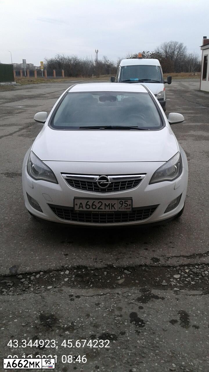 Фото автомобиля OPEL ASTRA, 2010 — госномер А662МК95. Цвет: БЕЛЫЙ