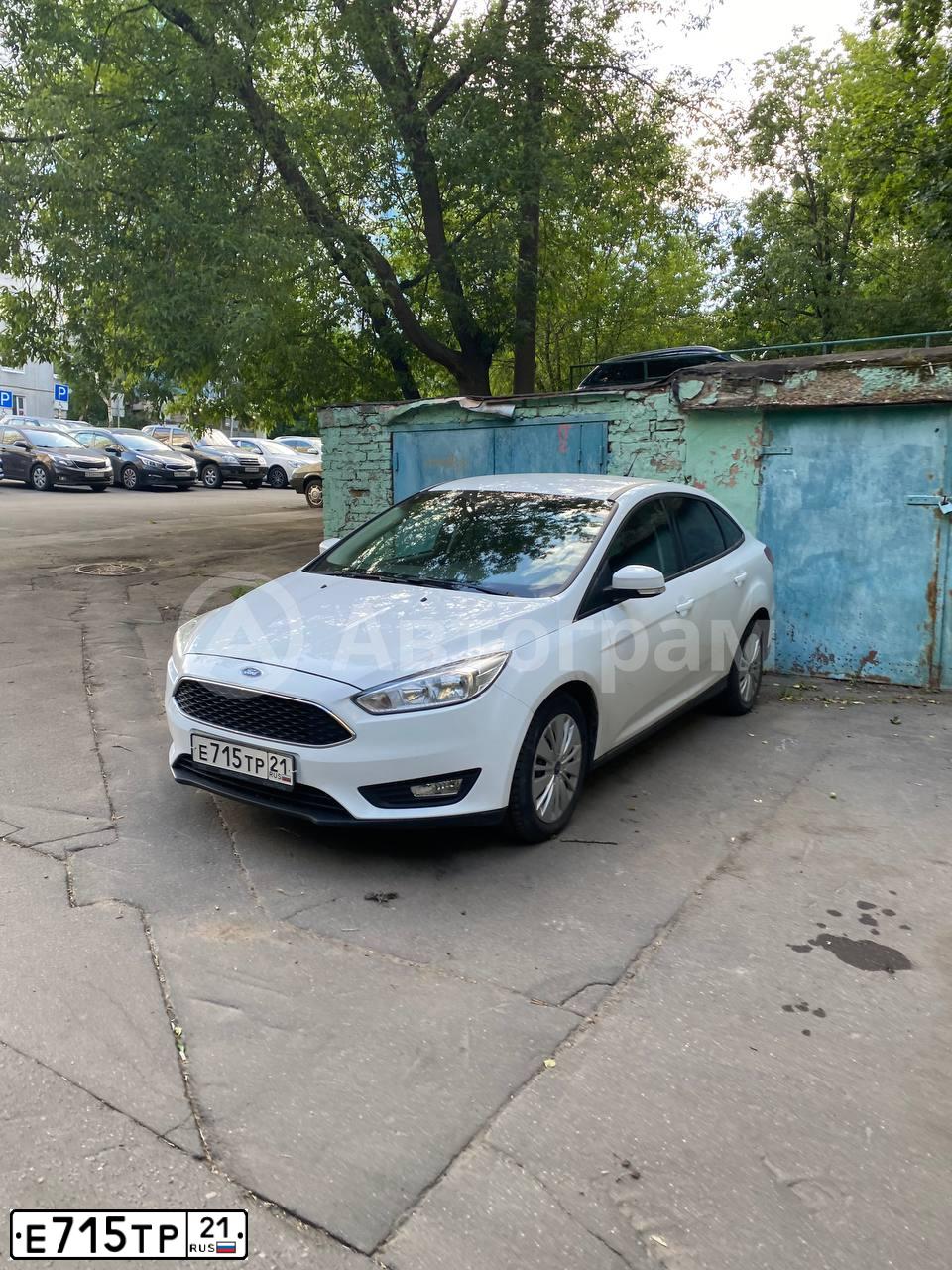 Фото автомобиля FORD FOCUS, 2017 — госномер Е715ТР21. Цвет: БЕЛЫЙ