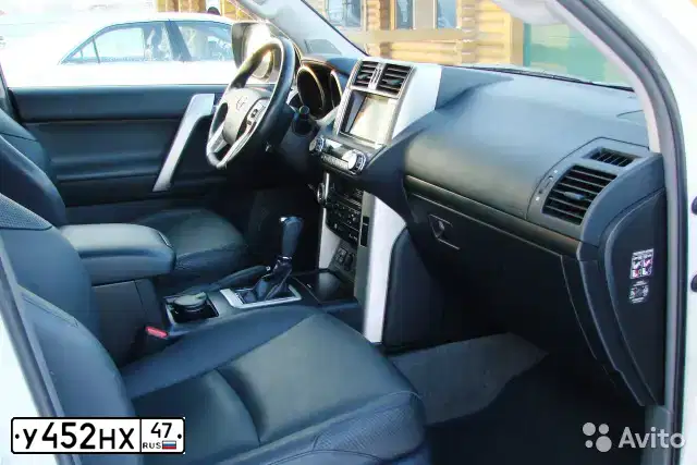 Фото автомобиля TOYOTA LANDCRUISER, 2013 — госномер Т708УТ31. Цвет: БЕЛЫЙ