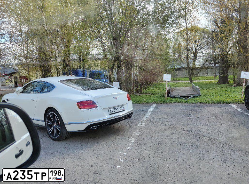 Фото автомобиля BENTLEY CONTINENTAL, 2015 — госномер Р707ВМ32. Цвет: БЕЛЫЙ