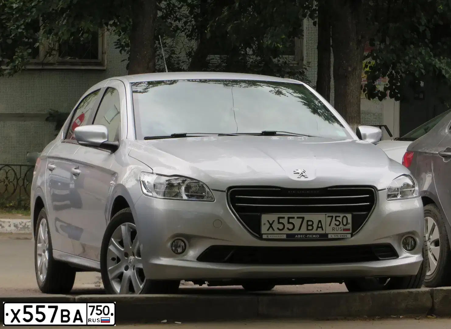 Фото автомобиля PEUGEOT 301, 2013 — госномер Х557ВА750. Цвет: Серебристый