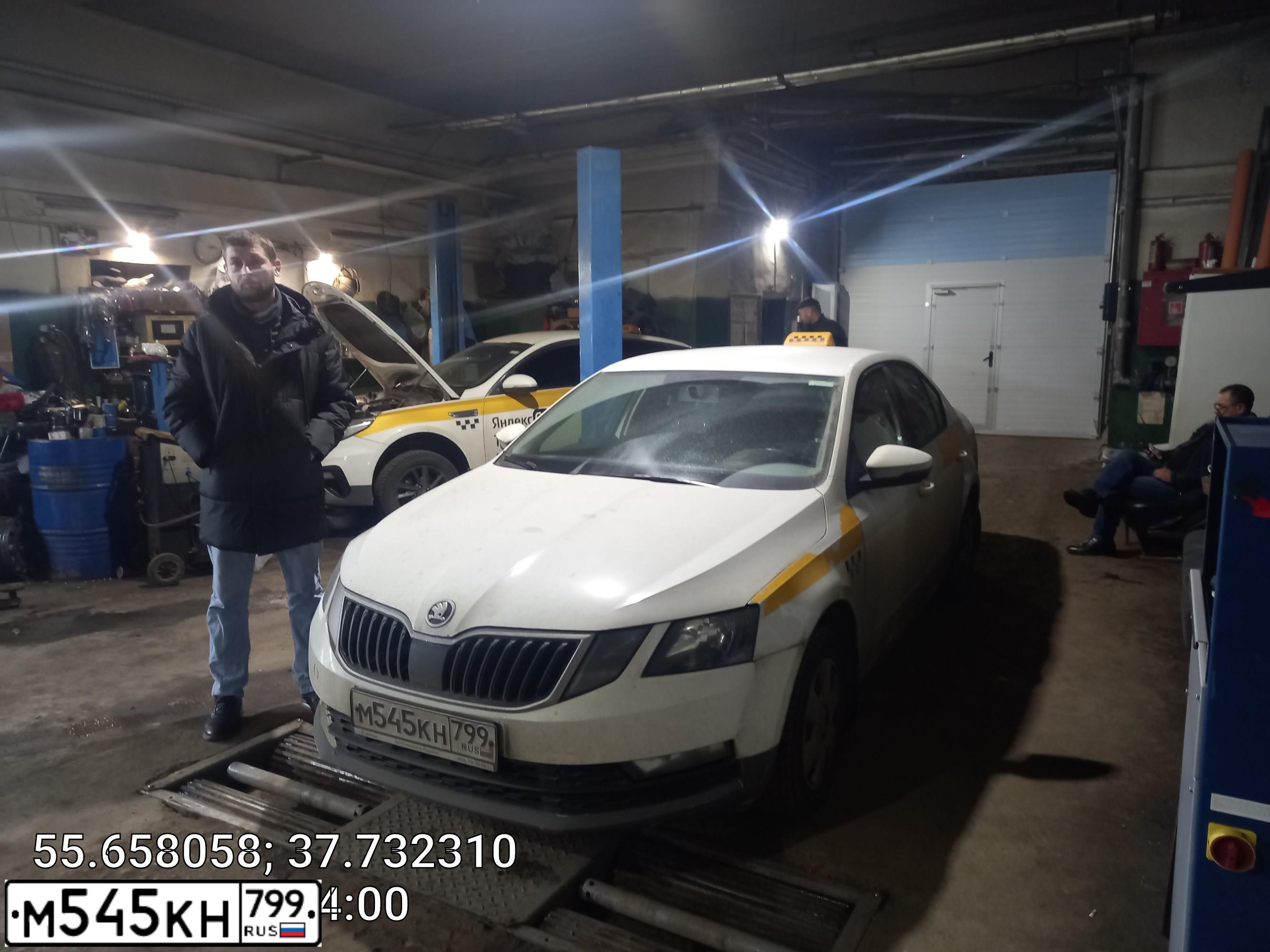 Фото автомобиля SKODA OCTAVIA, 2018 — госномер М545КН799. Цвет: БЕЛЫЙ ЖЕЛТЫЙ СЕРЫЙ