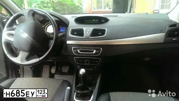 Фото автомобиля RENAULT FLUENCE, 2012 — госномер Н685ЕУ123. Цвет: темно-серый