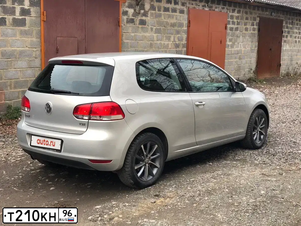 Фото автомобиля VOLKSWAGEN GOLF, 2011 — госномер Х736КА774. Цвет: Серебристо-Желтый