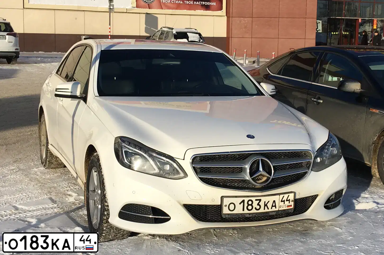 Фото автомобиля MERCEDES E-KLASSE, 2014 — госномер О183КА44. Цвет: БЕЛЫЙ